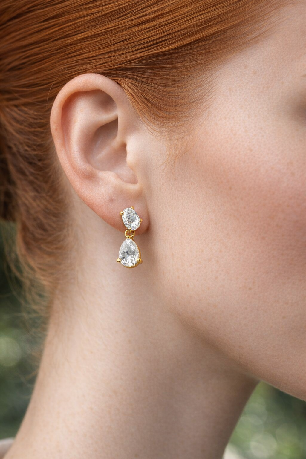 עגילי Theia משובצים בשתי אבנים בחיתוך טיפה ובחיתוך אובל