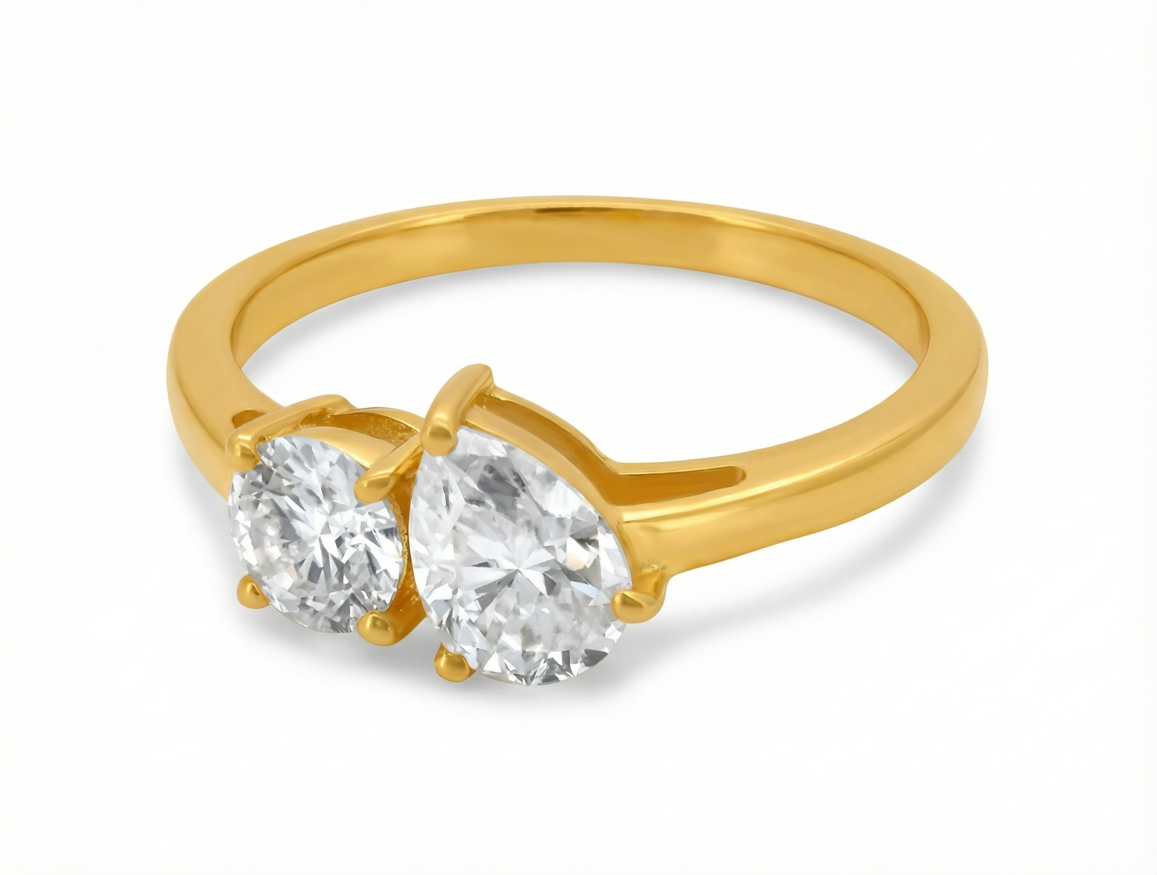 טבעת Phoebe עדינה משובצת שתי אבנים בחיתוך טיפה ובחיתוך עגול