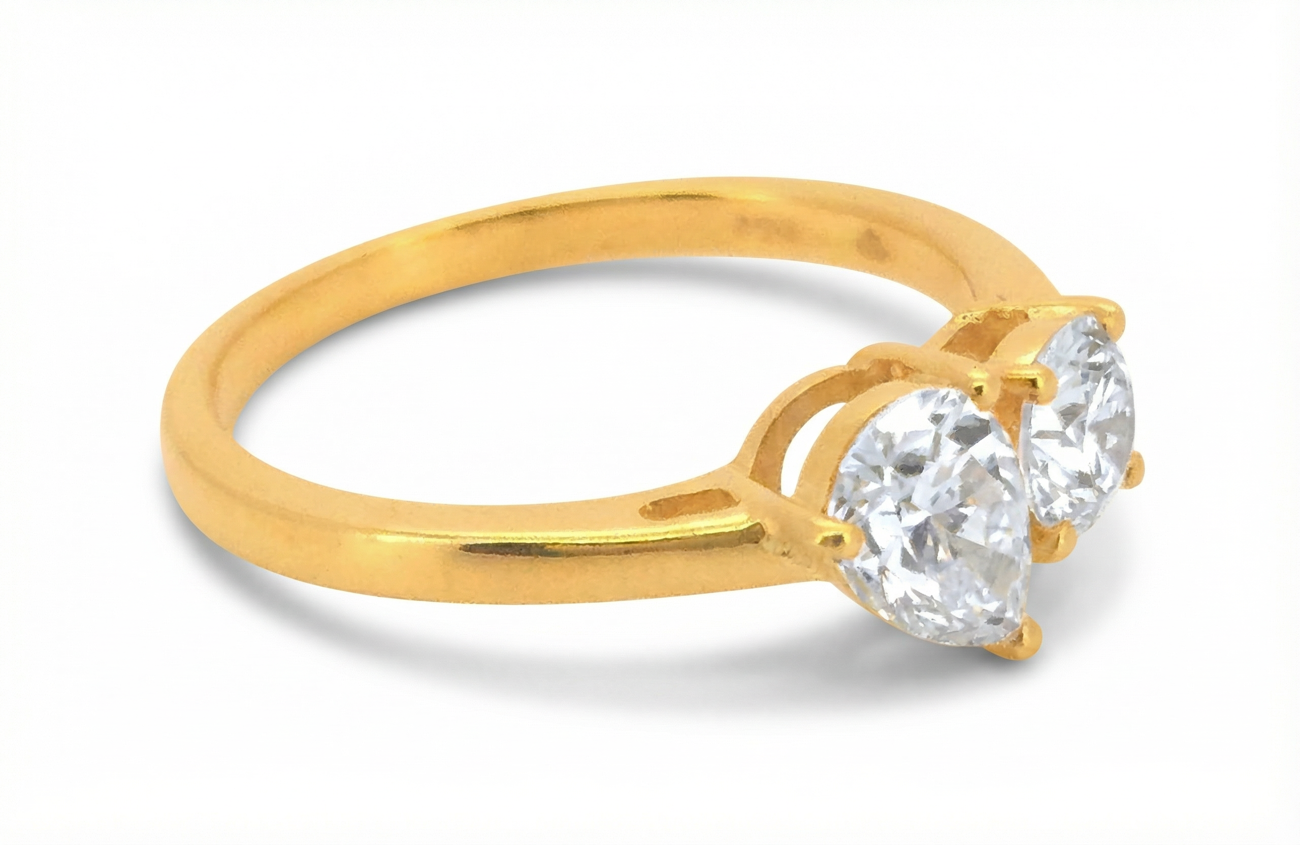 טבעת Phoebe עדינה משובצת שתי אבנים בחיתוך טיפה ובחיתוך עגול