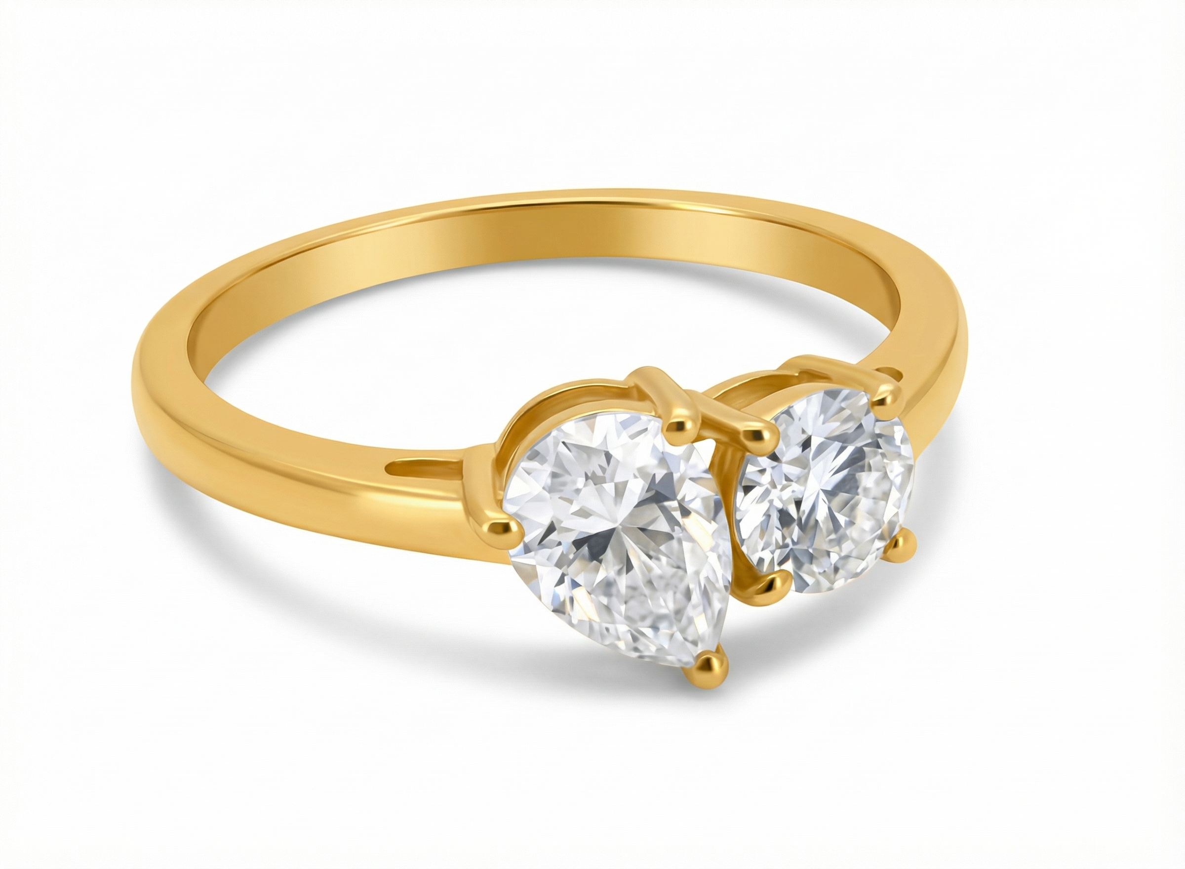 טבעת Phoebe עדינה משובצת שתי אבנים בחיתוך טיפה ובחיתוך עגול