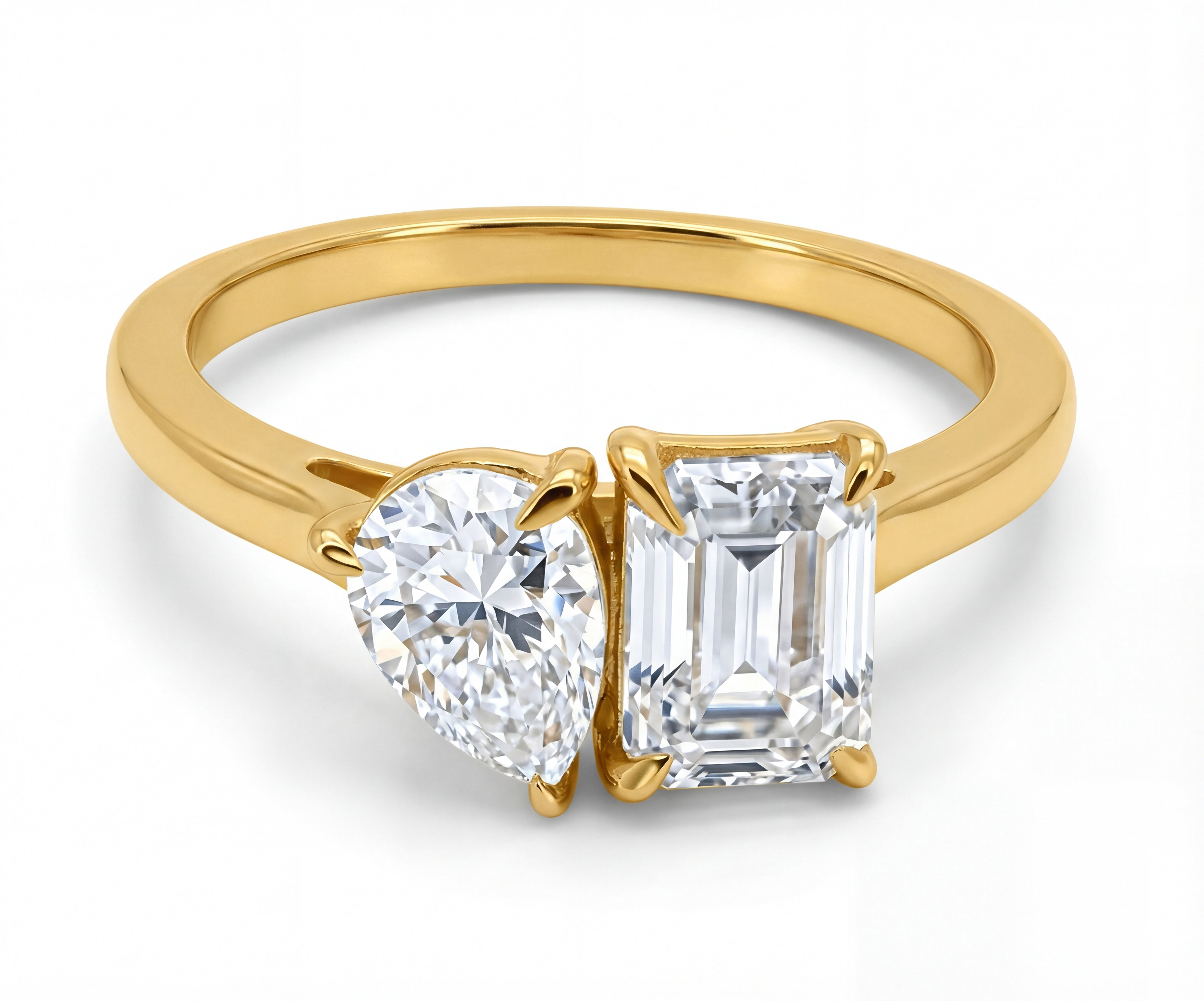 טבעת Iris עדינה משובצת שתי אבנים בחיתוך טיפה ובחיתוך אמרלד