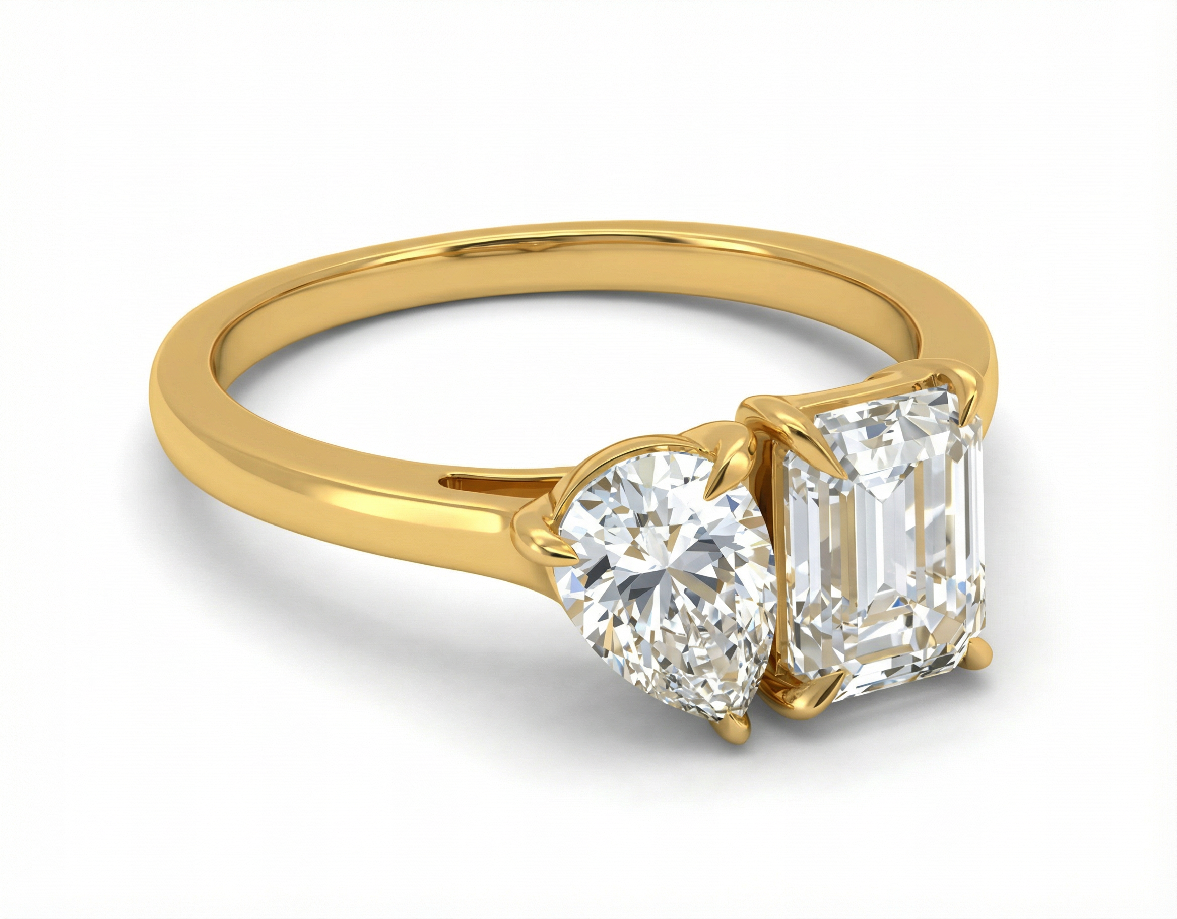 טבעת Iris עדינה משובצת שתי אבנים בחיתוך טיפה ובחיתוך אמרלד