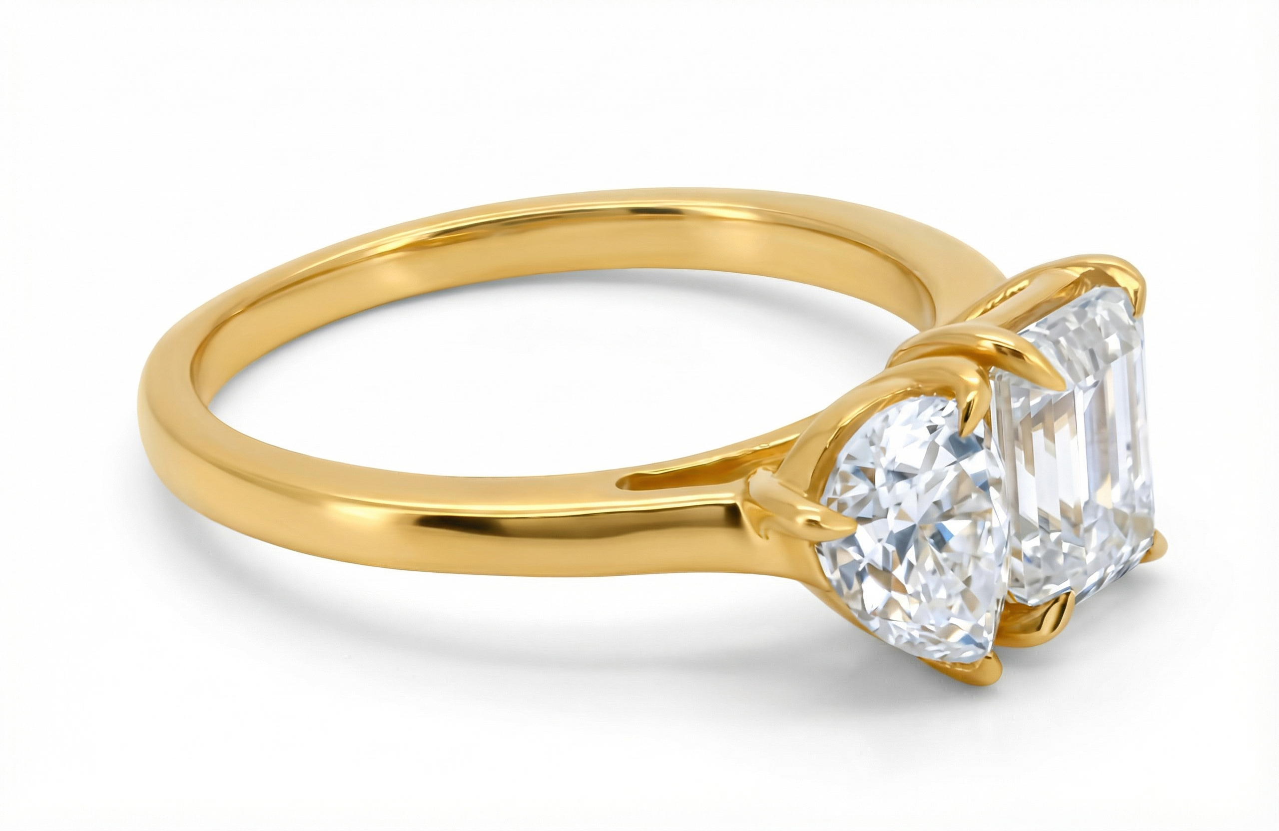 טבעת Iris עדינה משובצת שתי אבנים בחיתוך טיפה ובחיתוך אמרלד