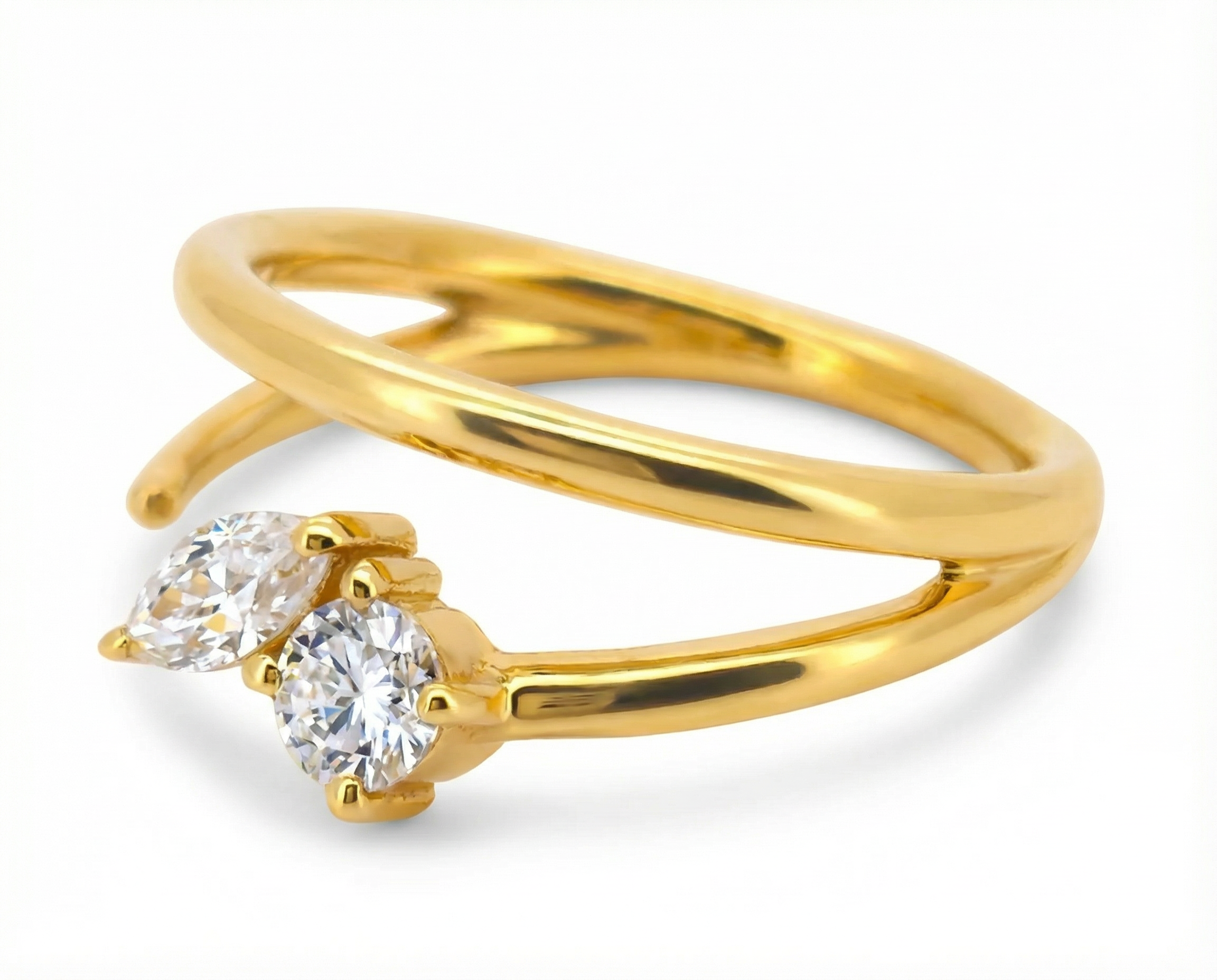 טבעת Helios עדינה משובצת שתי אבנים מרחפות בחיתוך עגול ומרקיז