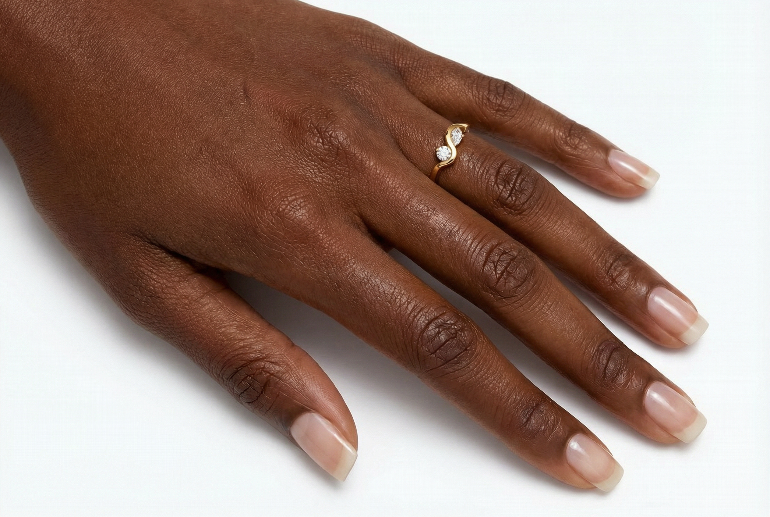 טבעת Hecate משובצת בשתי אבנים בחיתוך עגול וחיתוך מרקיז