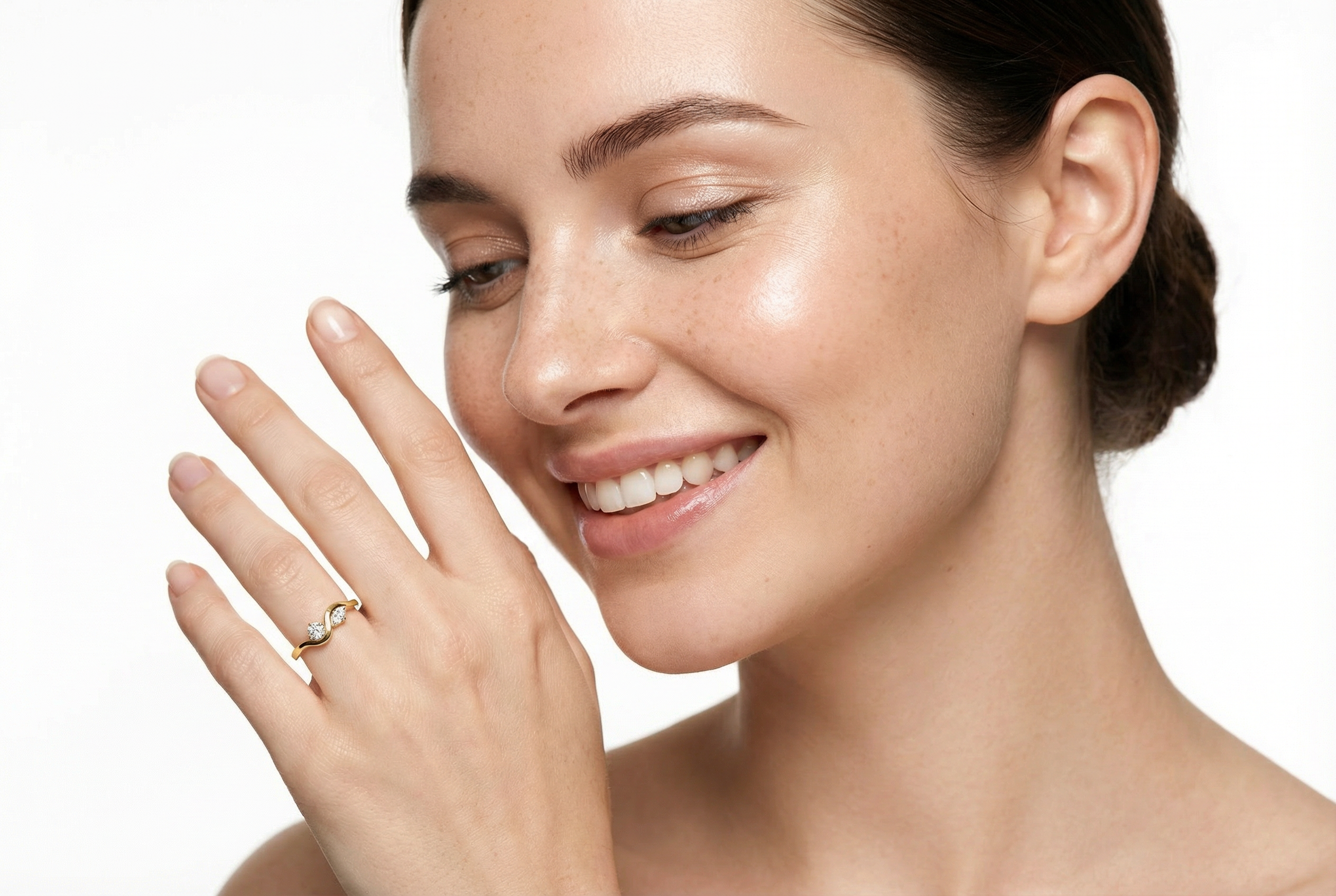 טבעת Hecate משובצת בשתי אבנים בחיתוך עגול וחיתוך מרקיז