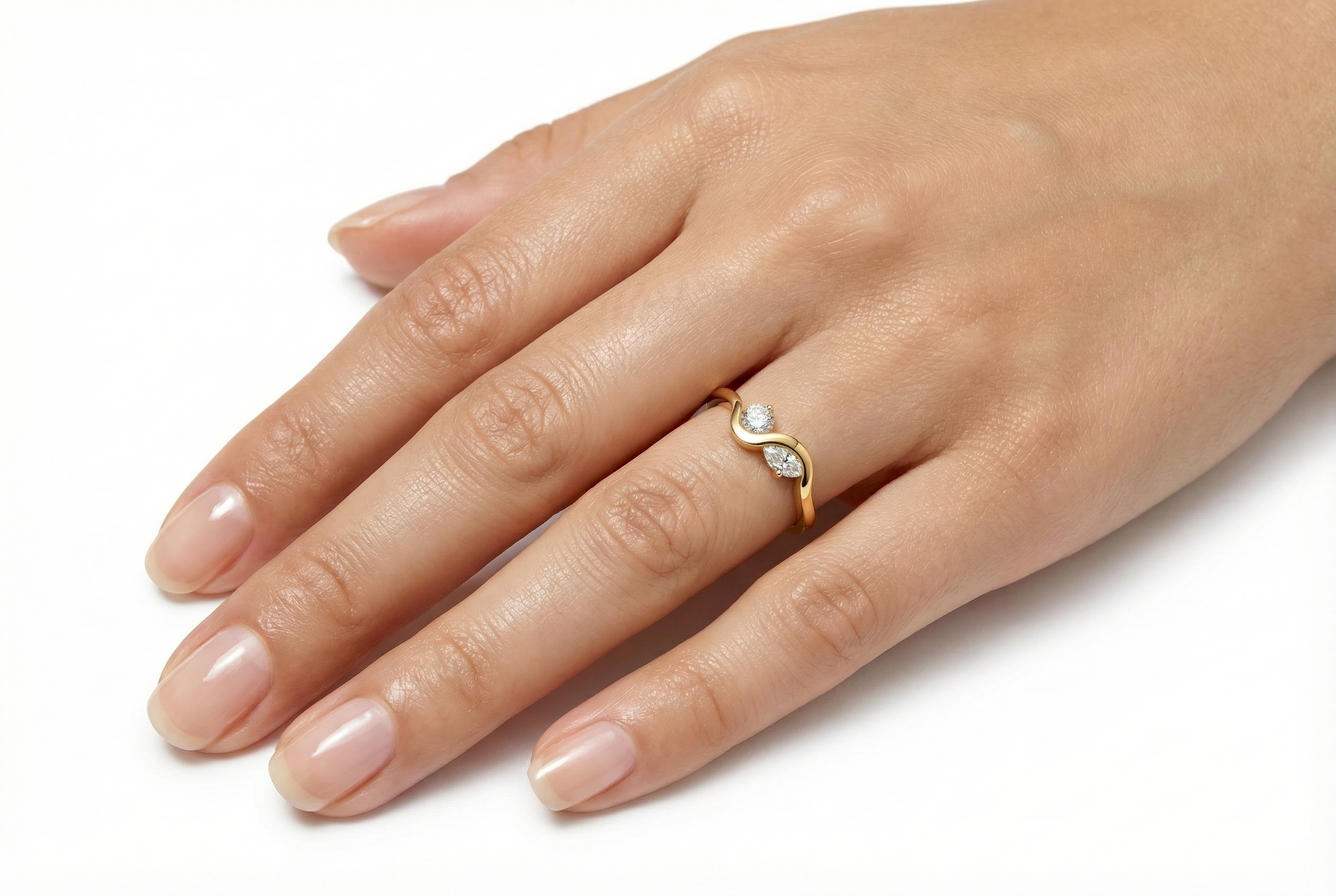 טבעת Hecate משובצת בשתי אבנים בחיתוך עגול וחיתוך מרקיז