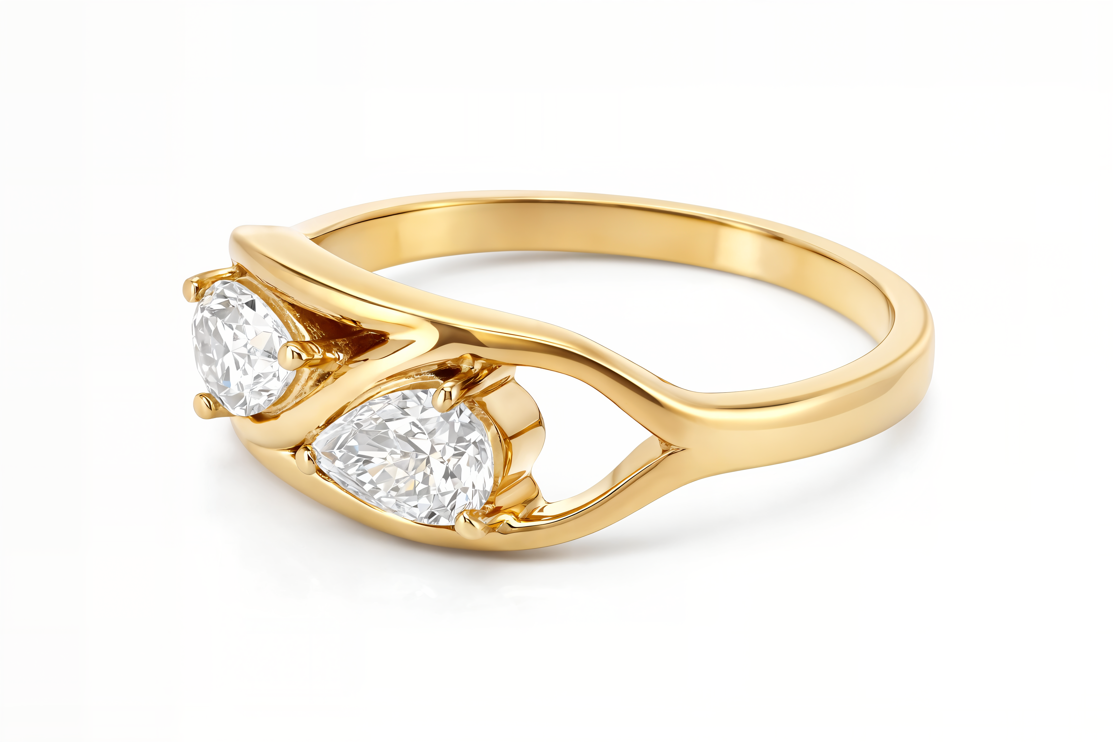 טבעת Dionysus משובצת שתי אבנים בחיתוך טיפה משולבות בהיקף הטבעת