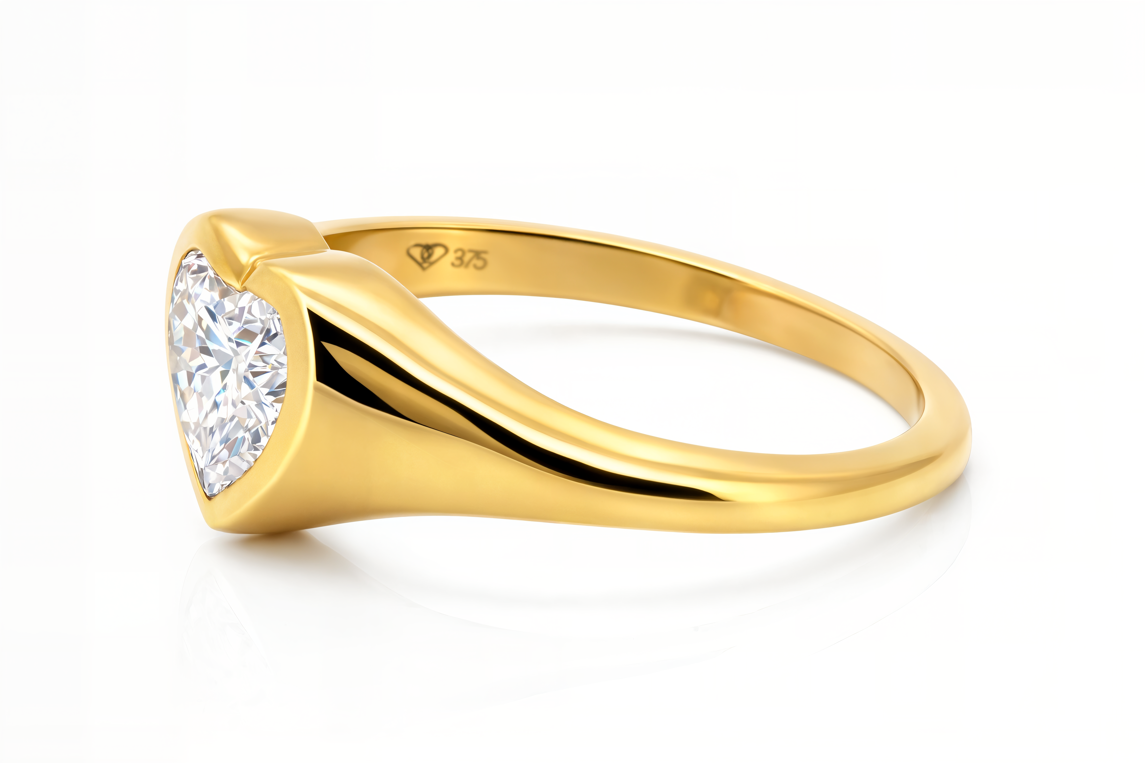 טבעת Hera עבה משובצת אבן בחיתוך לב