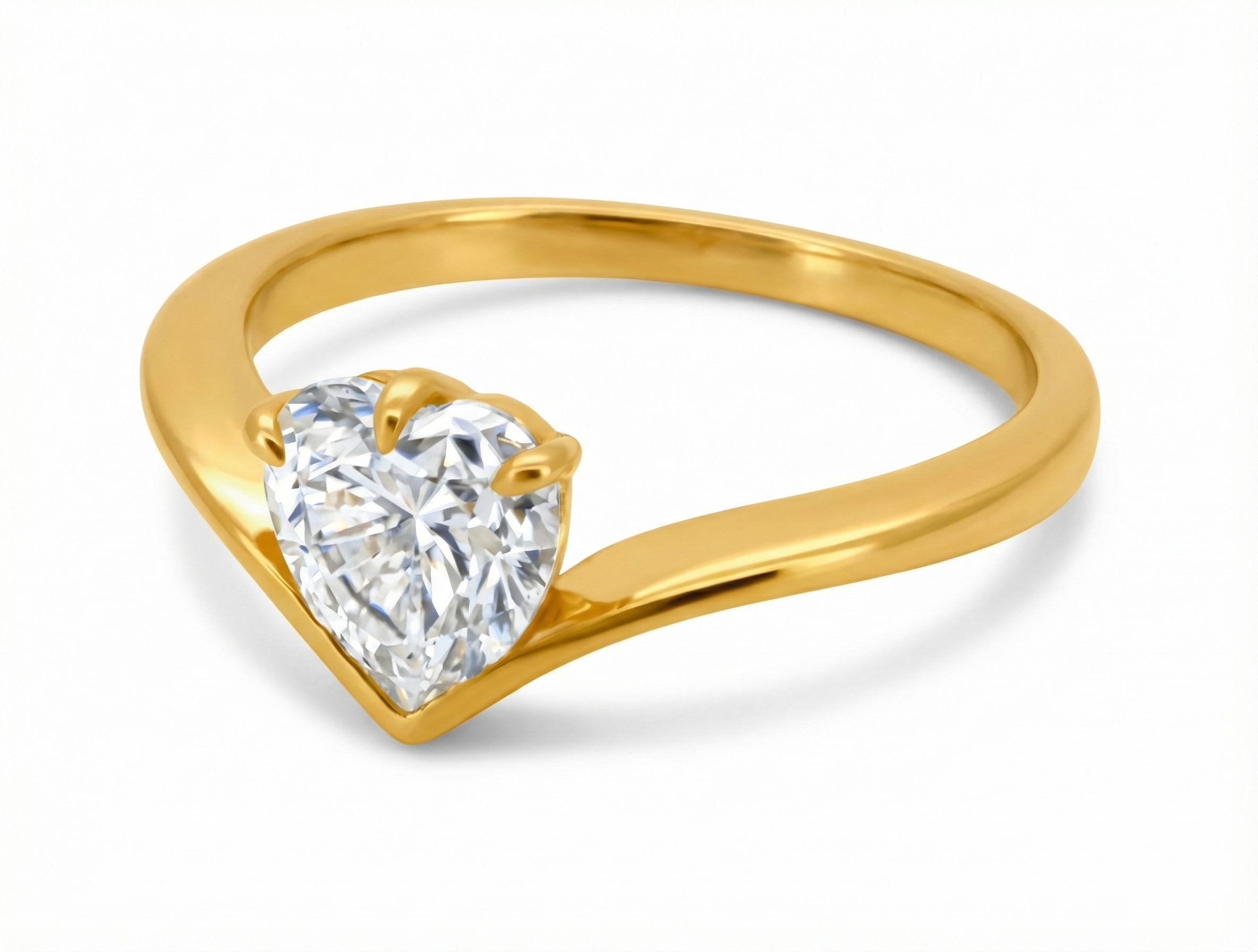 טבעת Rhea עדינה משובצת אבן בחיתוך לב