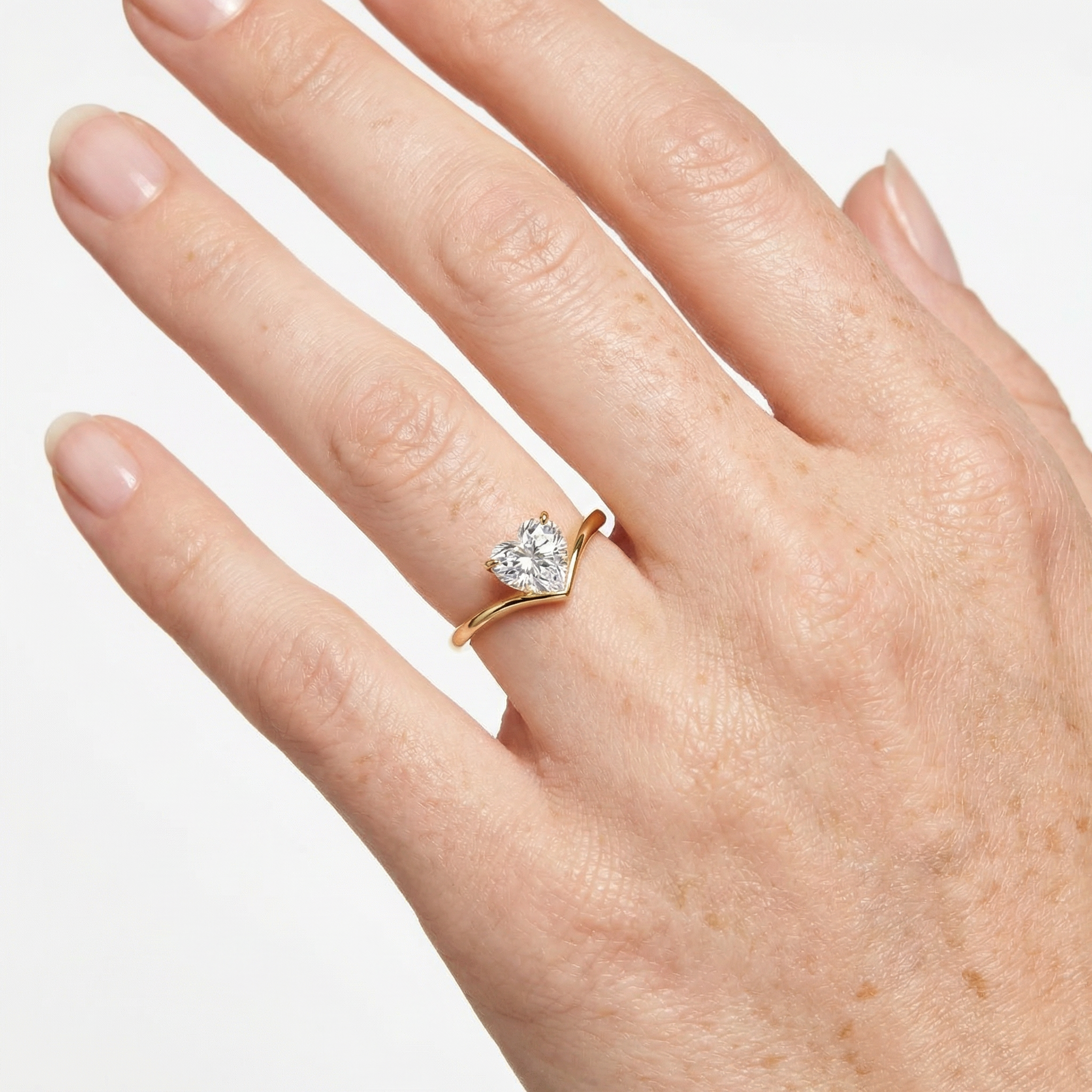 טבעת Rhea עדינה משובצת אבן בחיתוך לב