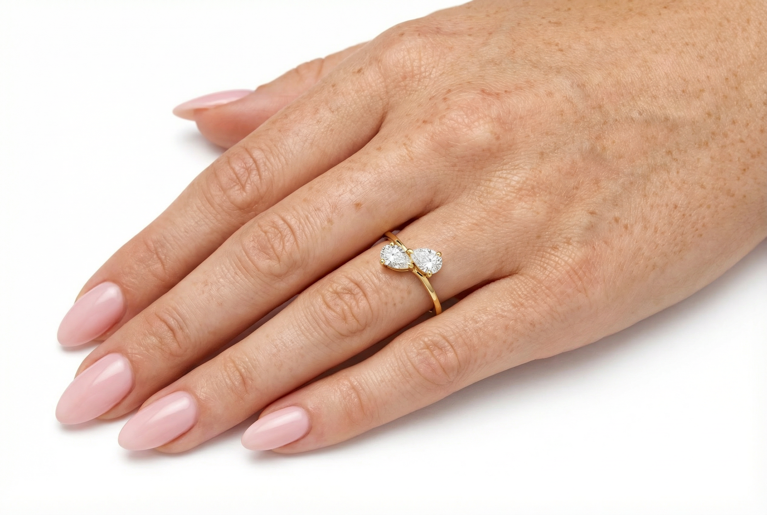 טבעת Apollo משובצת בשתי אבנים בחיתוך טיפה