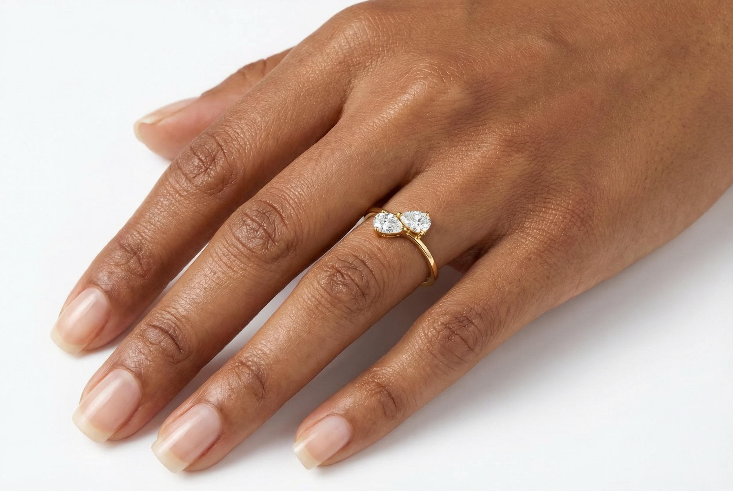 טבעת Apollo משובצת בשתי אבנים בחיתוך טיפה