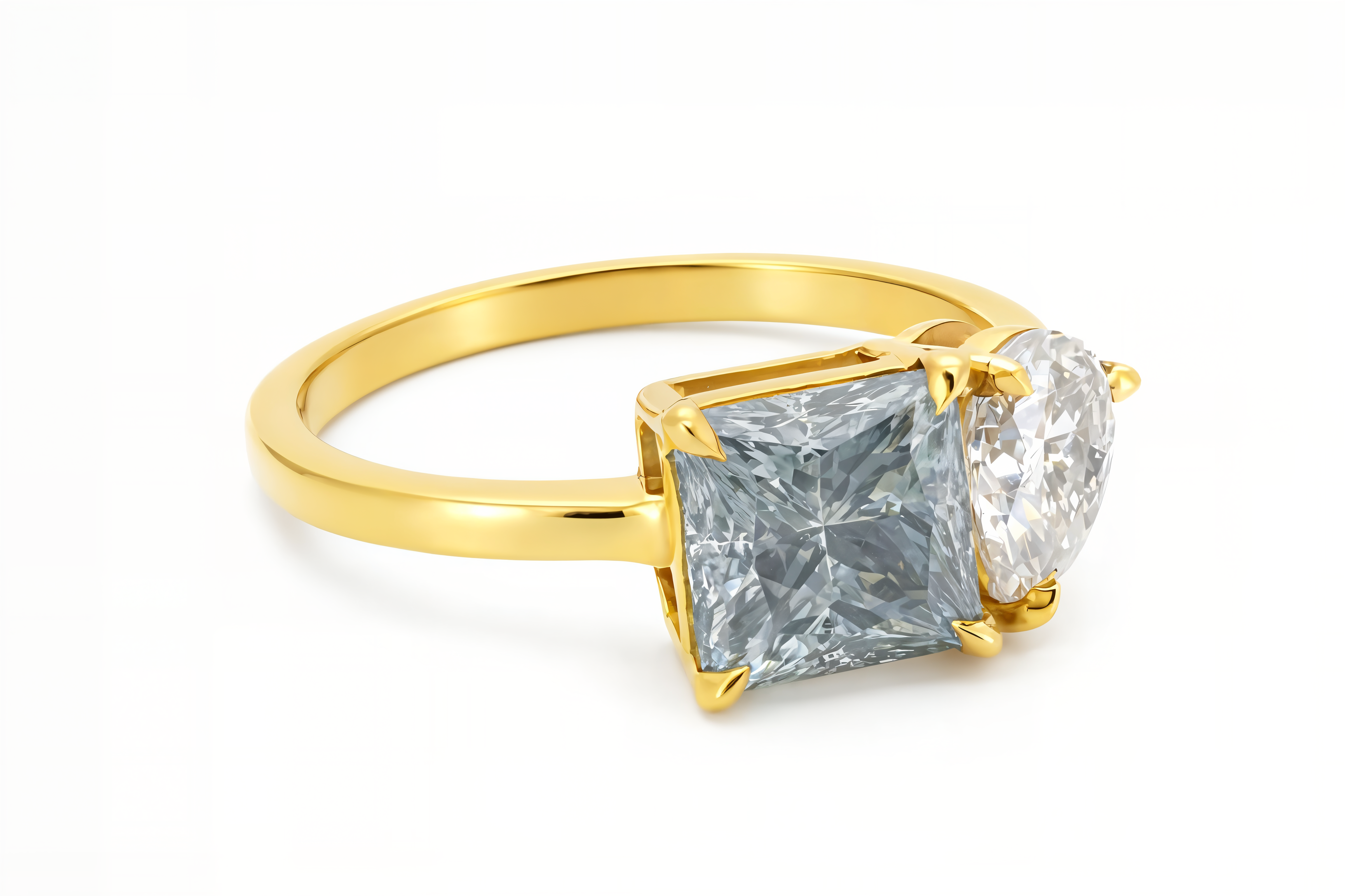 טבעת Hemera משובצת אבן לבנה בחיתוך מרקיז ואבן כחולה בחיתוך פרינסס