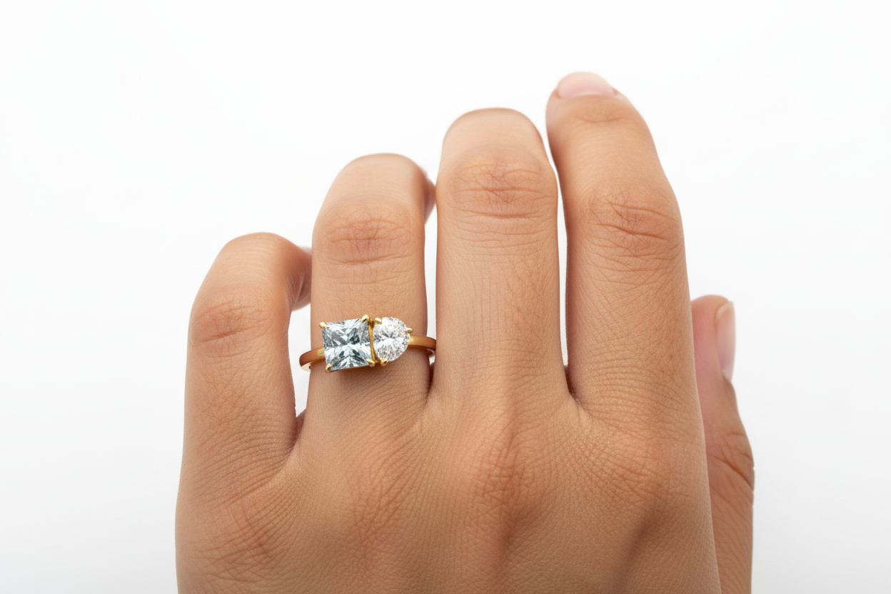 טבעת Hemera משובצת אבן לבנה בחיתוך מרקיז ואבן כחולה בחיתוך פרינסס