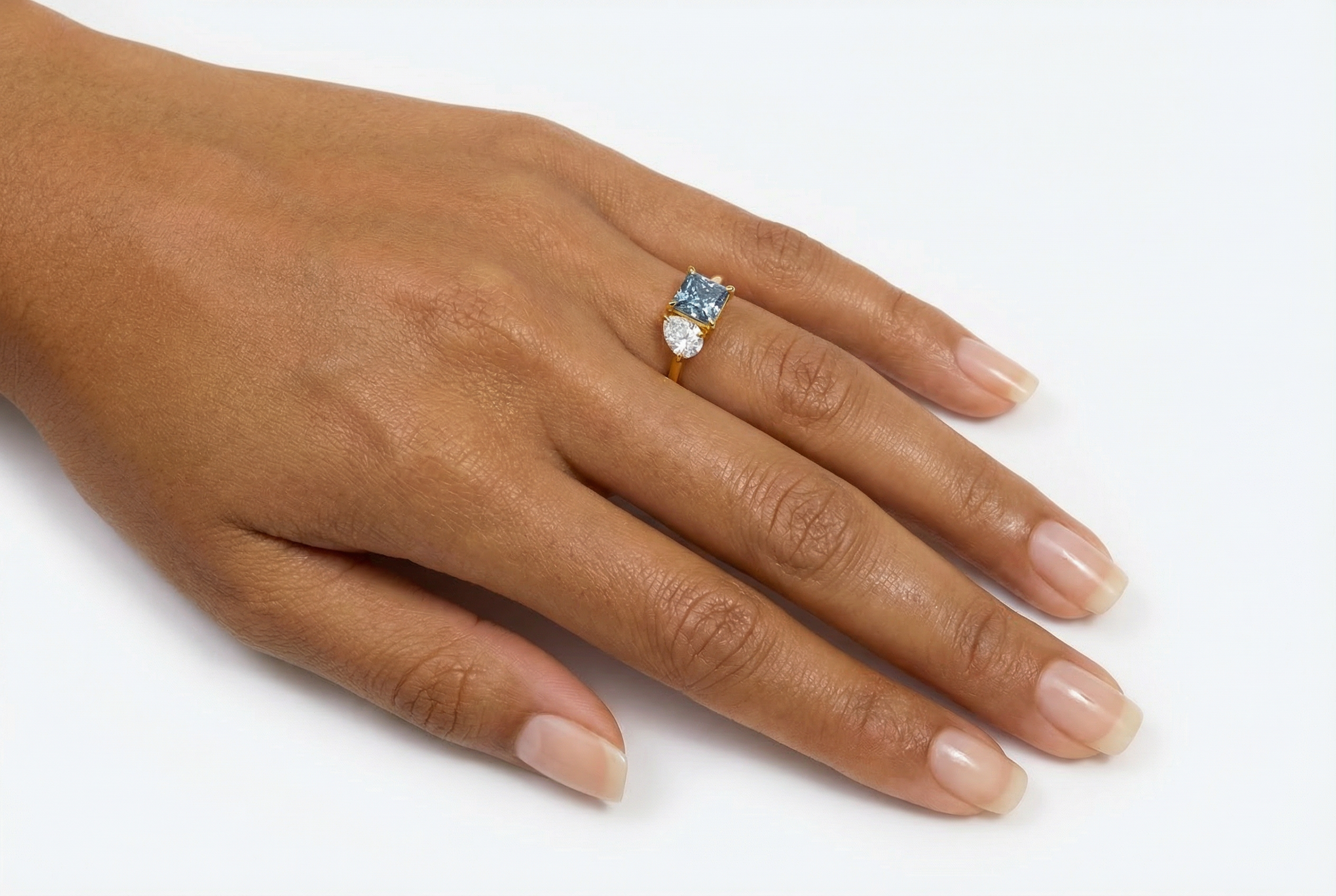 טבעת Hemera משובצת אבן לבנה בחיתוך מרקיז ואבן כחולה בחיתוך פרינסס