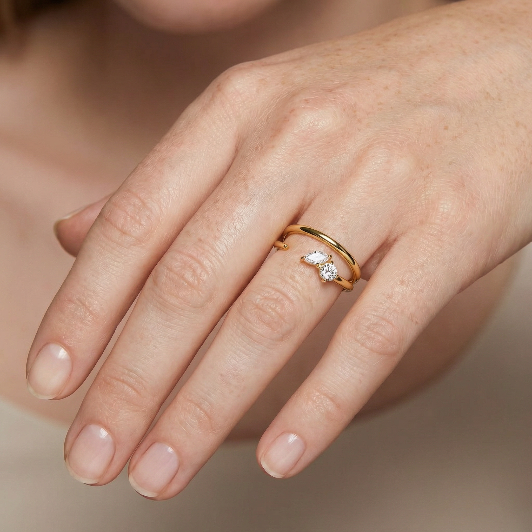 טבעת Helios עדינה משובצת שתי אבנים מרחפות בחיתוך עגול ומרקיז