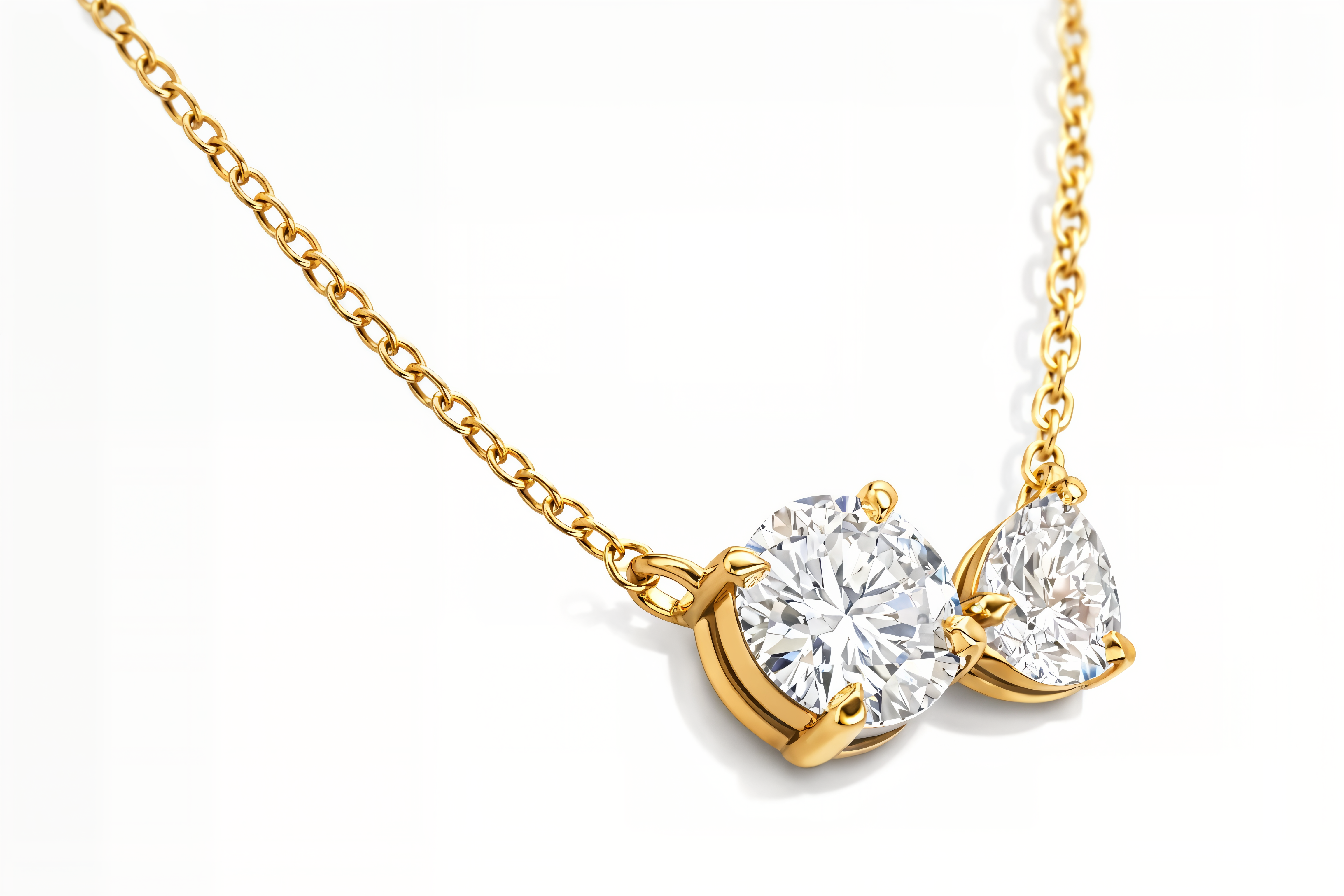 שרשרת Eris עדינה עם תליון משובץ שתי אבנים בחיתוך טיפה וחיתוך עגול