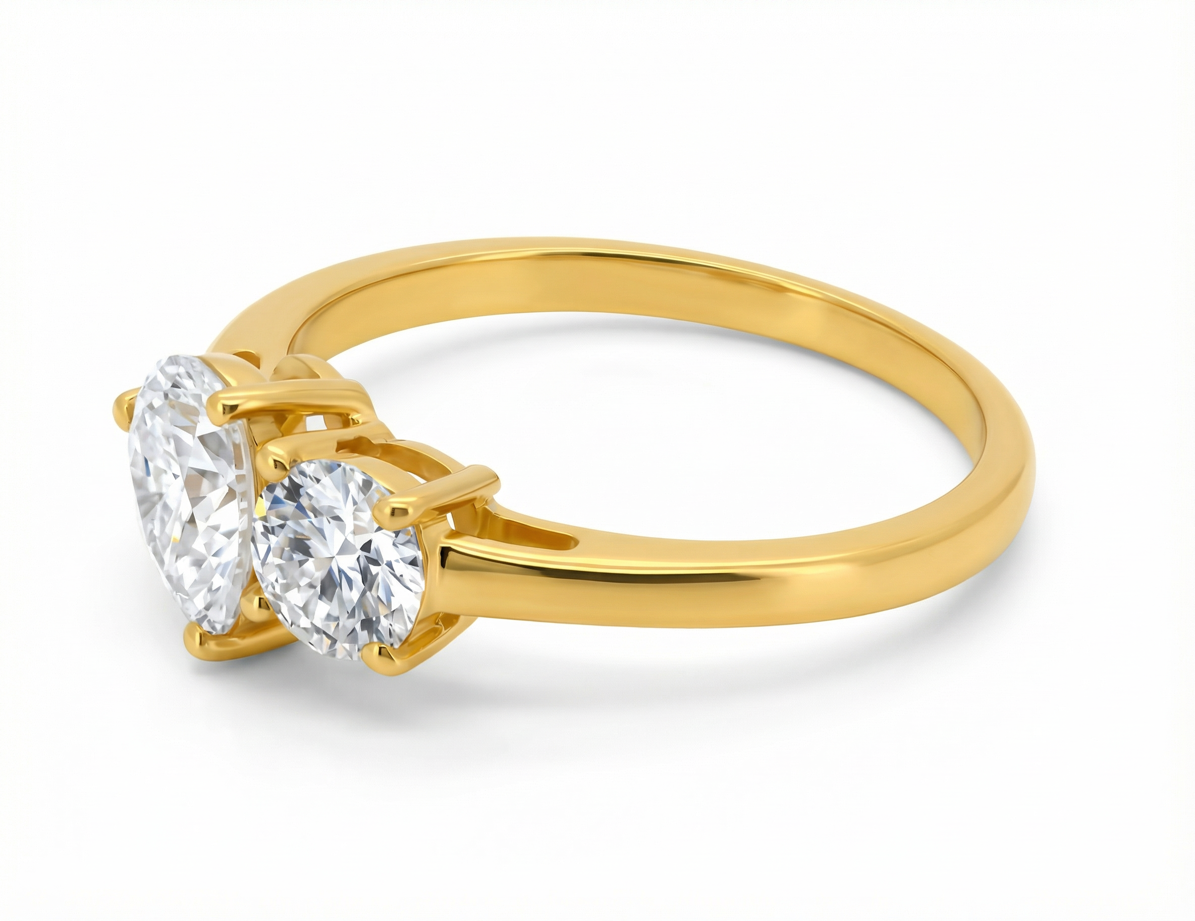 טבעת Phoebe עדינה משובצת שתי אבנים בחיתוך טיפה ובחיתוך עגול