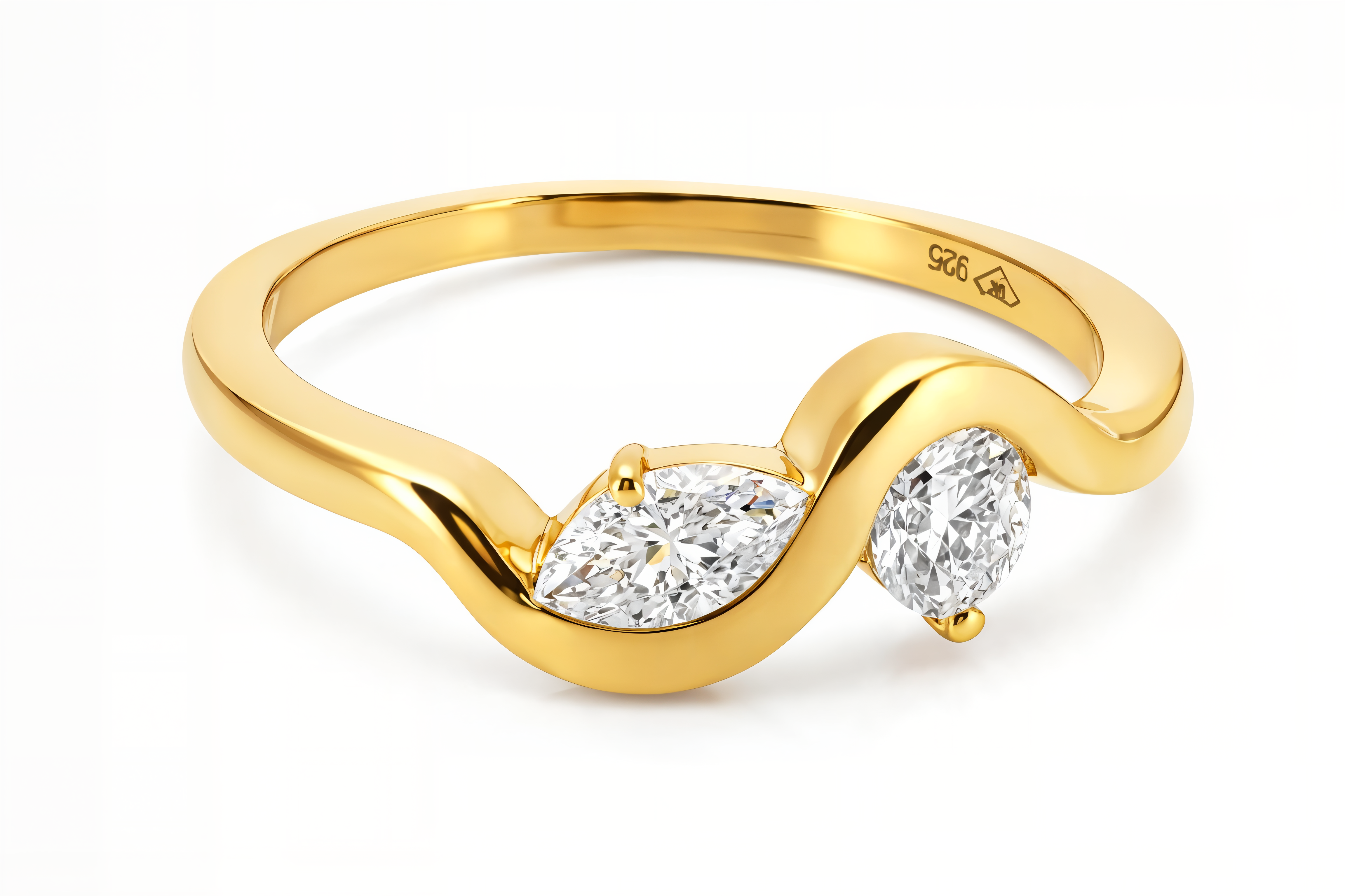 טבעת Hecate  משובצת בשתי אבנים בחיתוך עגול וחיתוך מרקיז