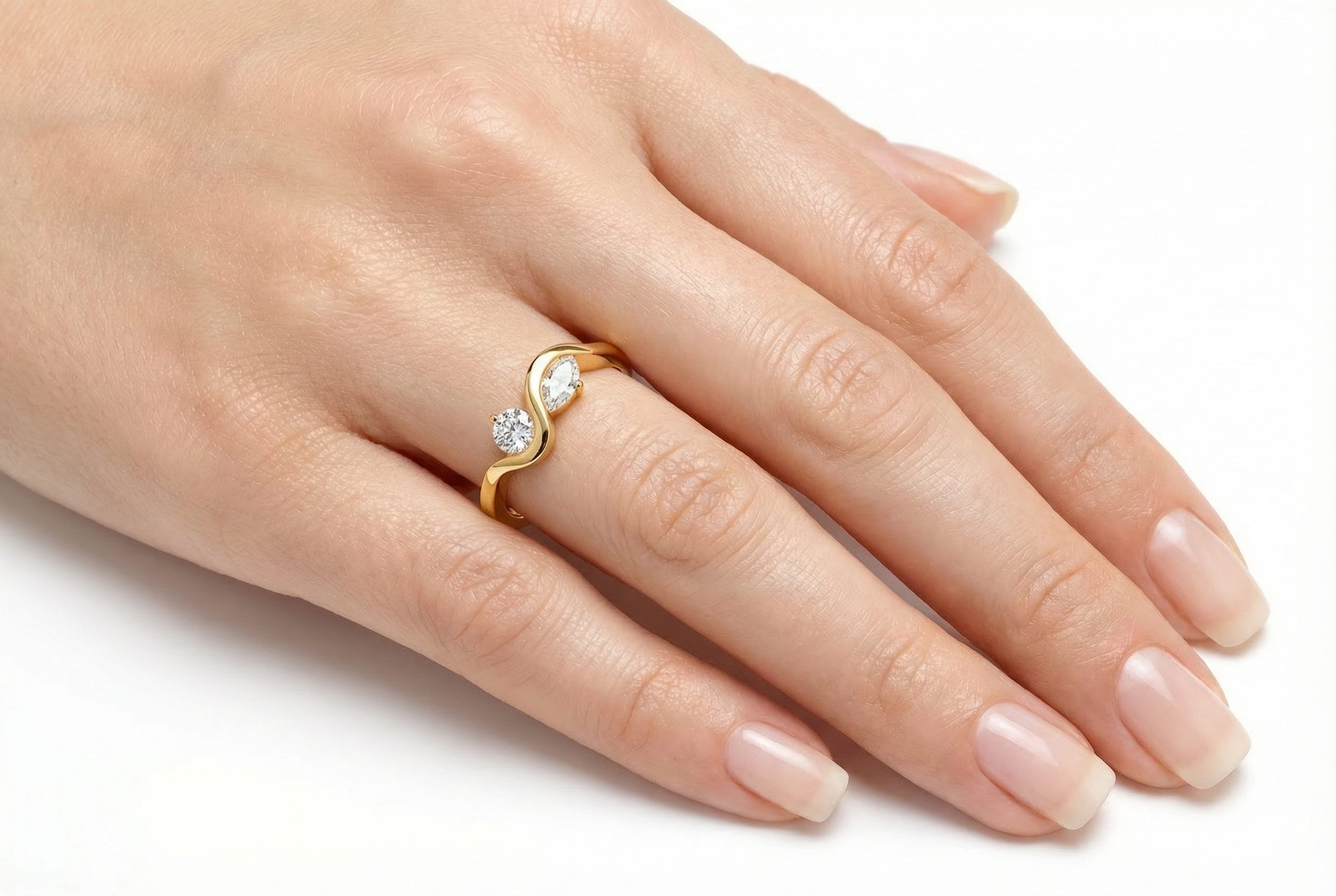 טבעת Hecate  משובצת בשתי אבנים בחיתוך עגול וחיתוך מרקיז