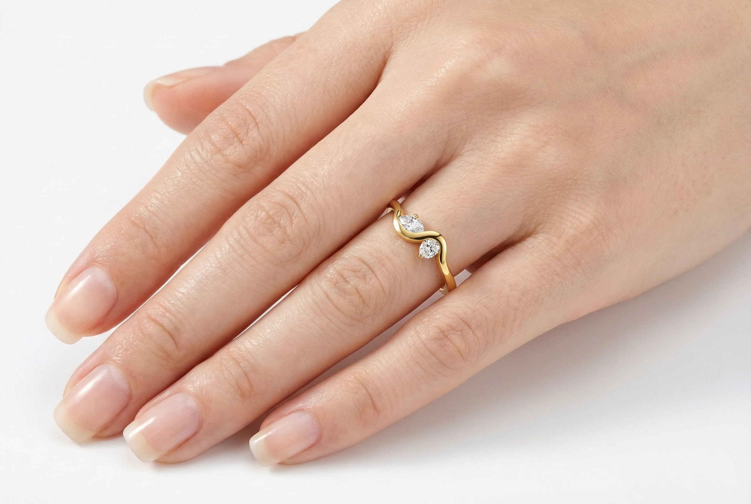 טבעת Hecate  משובצת בשתי אבנים בחיתוך עגול וחיתוך מרקיז