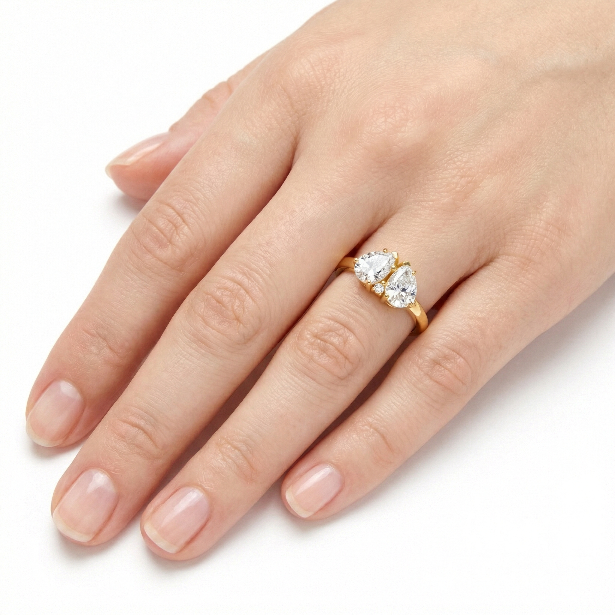 טבעת Hestia משובצת בשתי אבנים בחיתוך טיפה