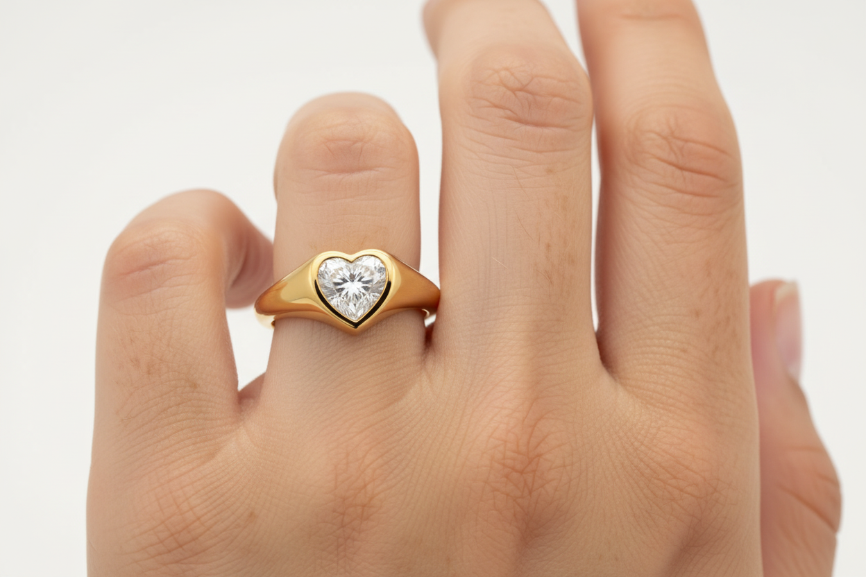 טבעת Hera עבה משובצת אבן בחיתוך לב