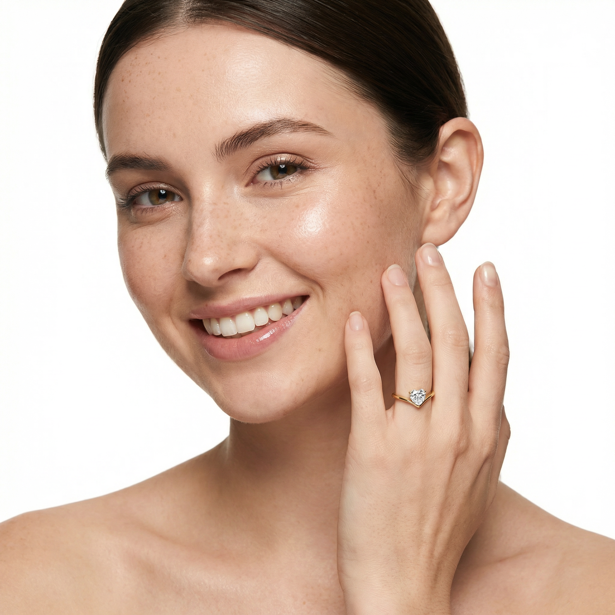 טבעת Rhea עדינה משובצת אבן בחיתוך לב