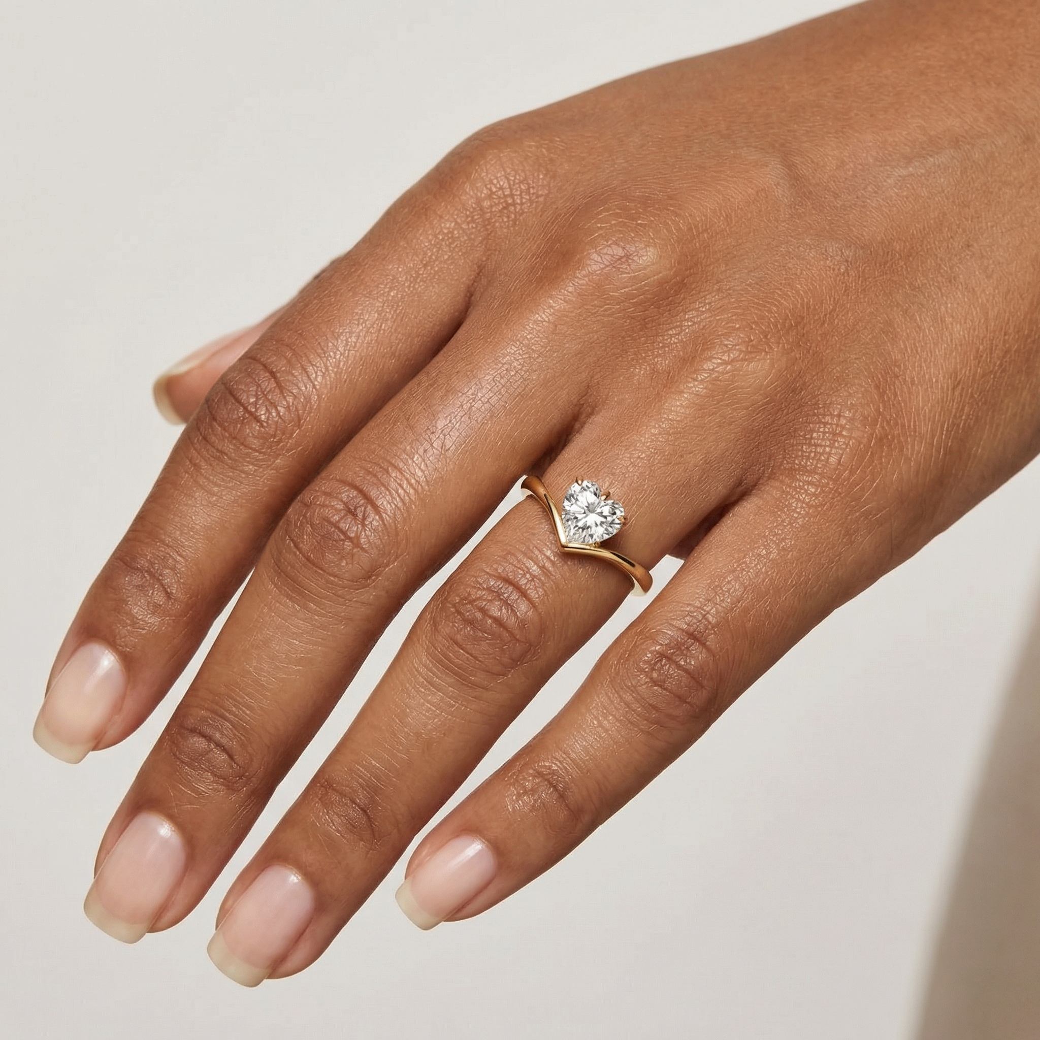 טבעת Rhea עדינה משובצת אבן בחיתוך לב