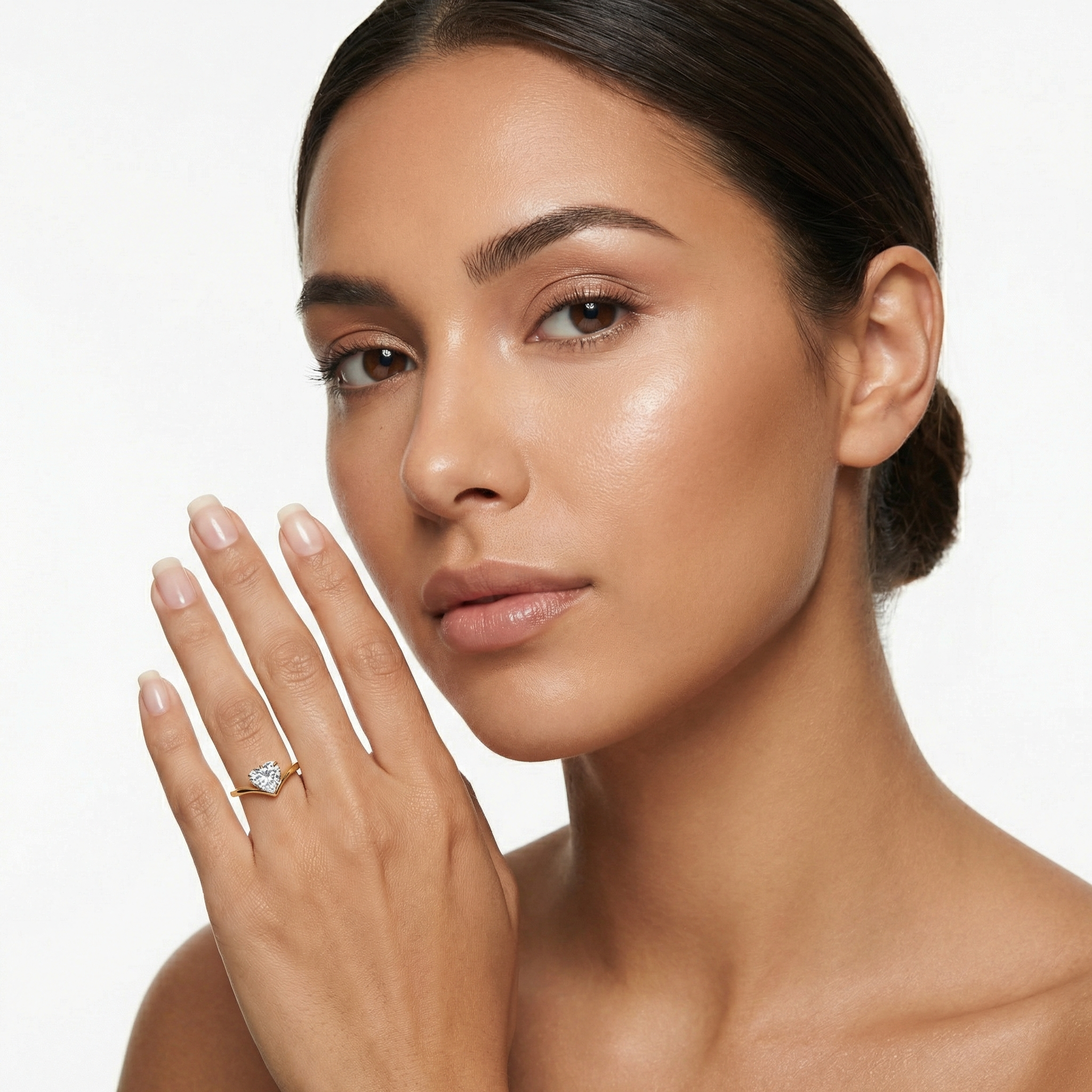 טבעת Rhea עדינה משובצת אבן בחיתוך לב