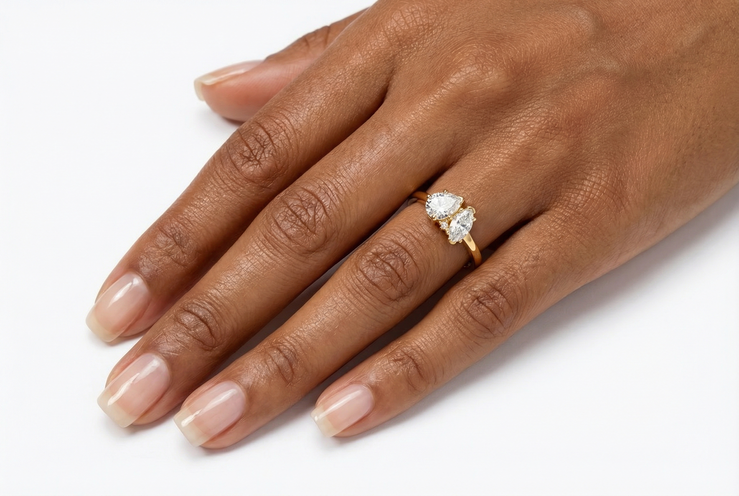 טבעת Athena משובצת שתי אבנים בחיתוך מרקיז ובחיתוך טיפה