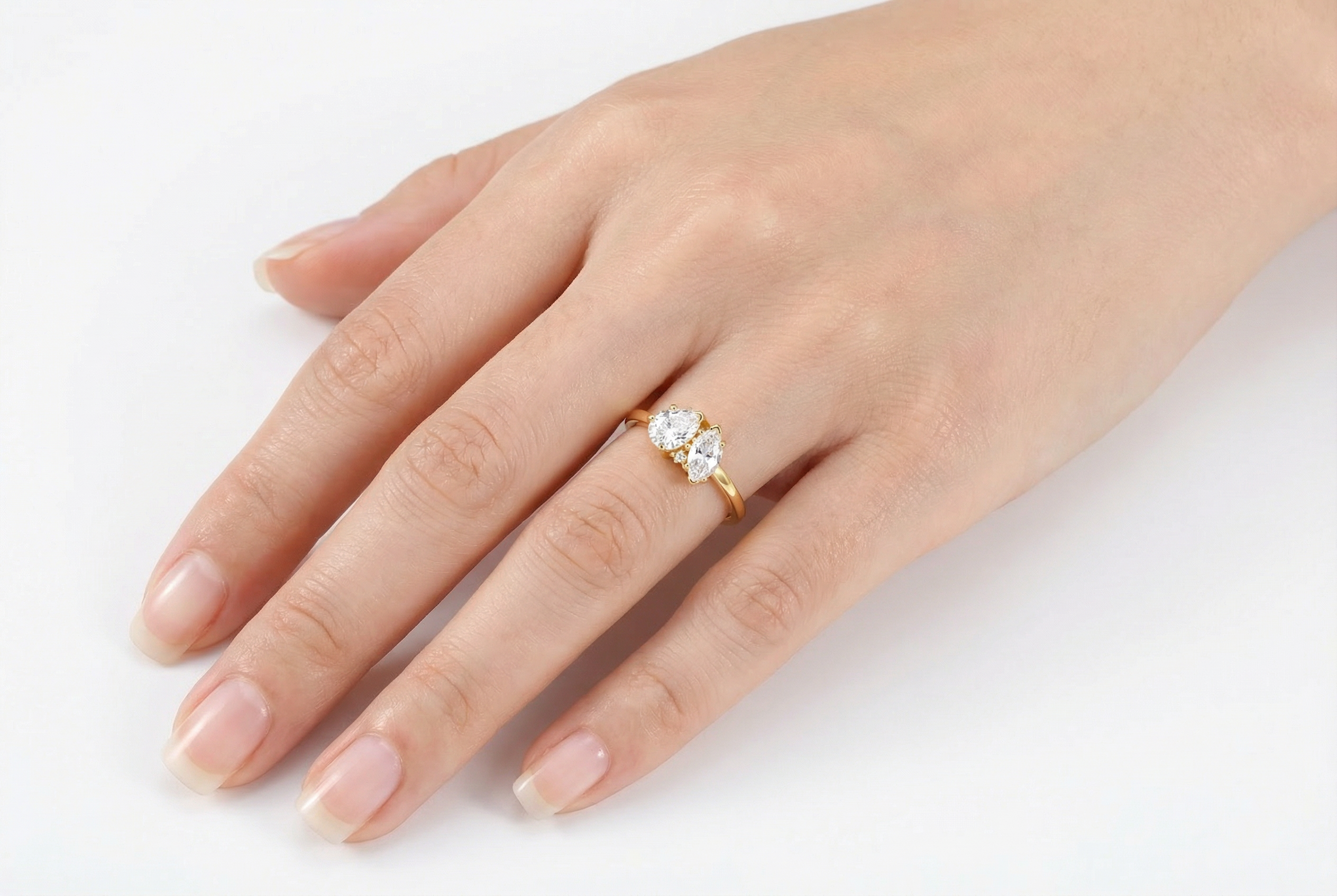 טבעת Athena משובצת שתי אבנים בחיתוך מרקיז ובחיתוך טיפה