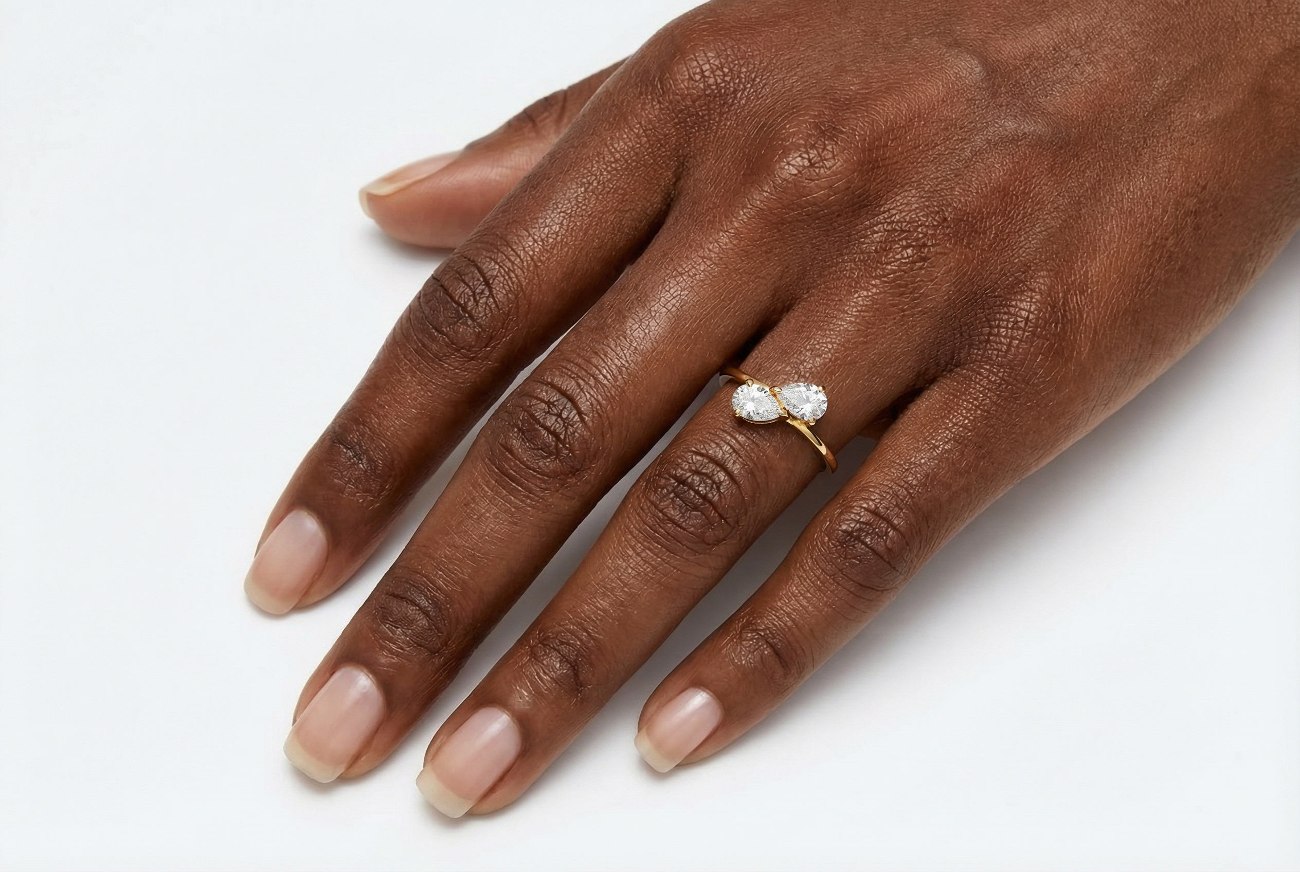 טבעת Apollo משובצת בשתי אבנים בחיתוך טיפה