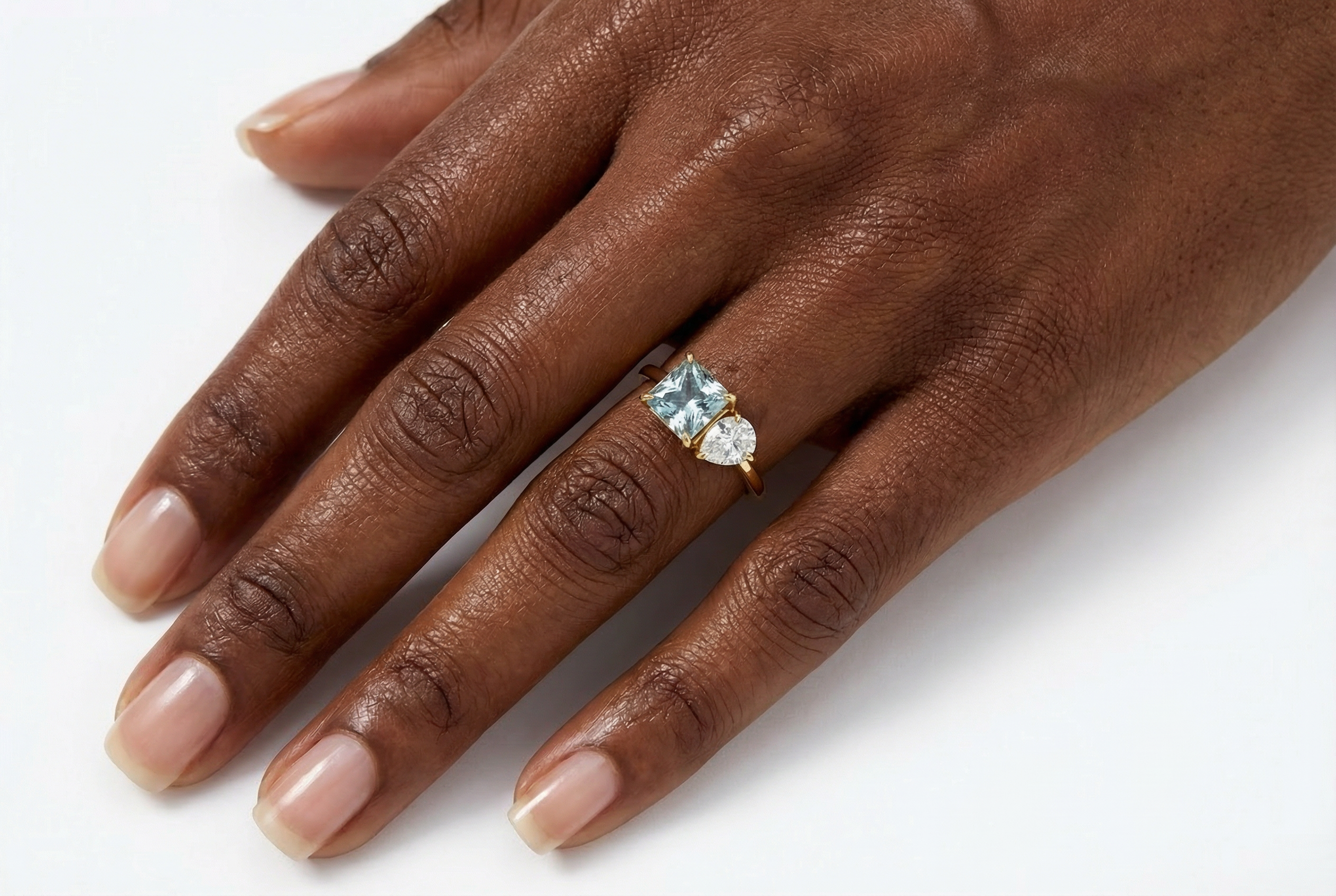 טבעת Hemera משובצת אבן לבנה בחיתוך מרקיז ואבן כחולה בחיתוך פרינסס