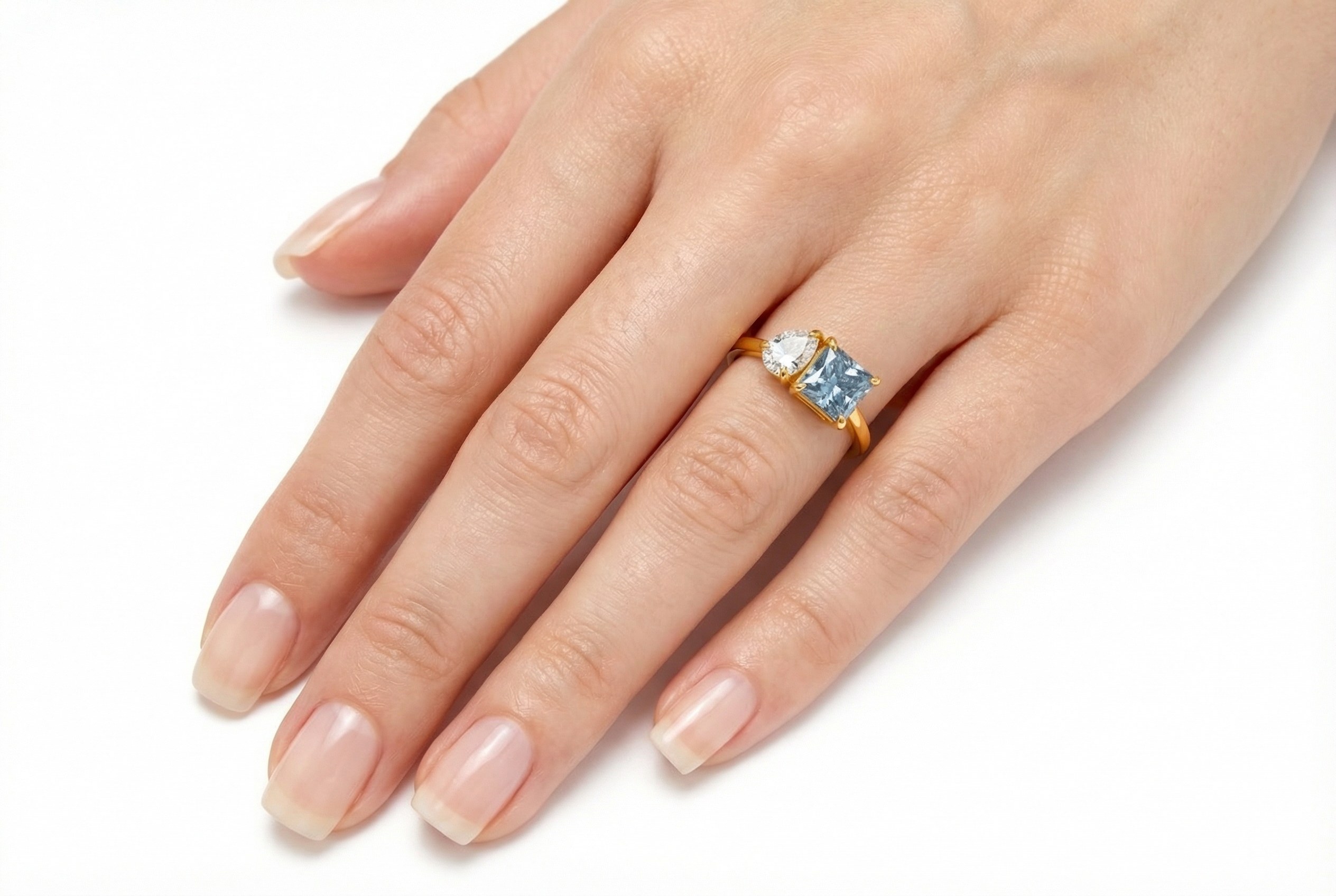 טבעת Hemera משובצת אבן לבנה בחיתוך מרקיז ואבן כחולה בחיתוך פרינסס