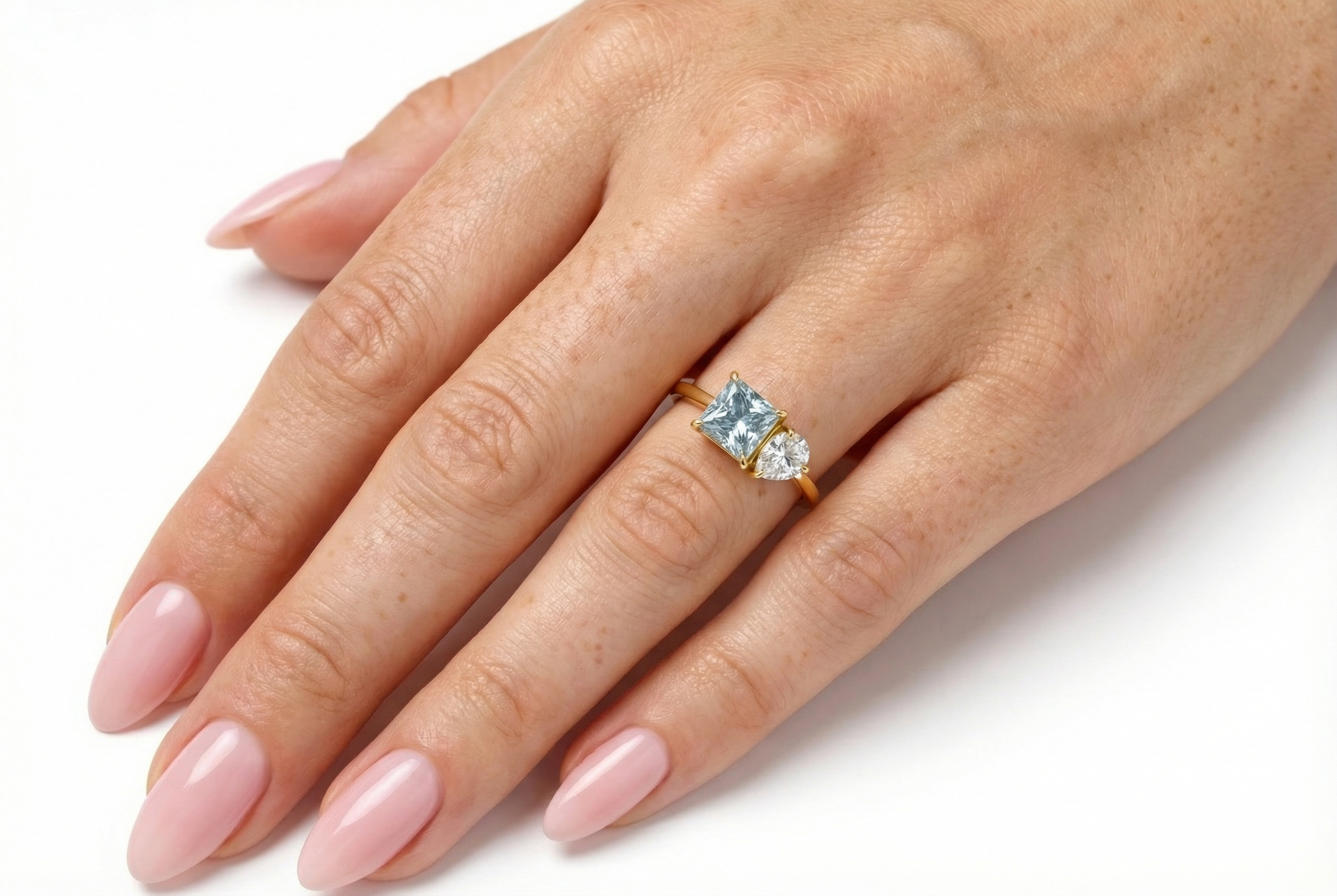 טבעת Hemera משובצת אבן לבנה בחיתוך מרקיז ואבן כחולה בחיתוך פרינסס