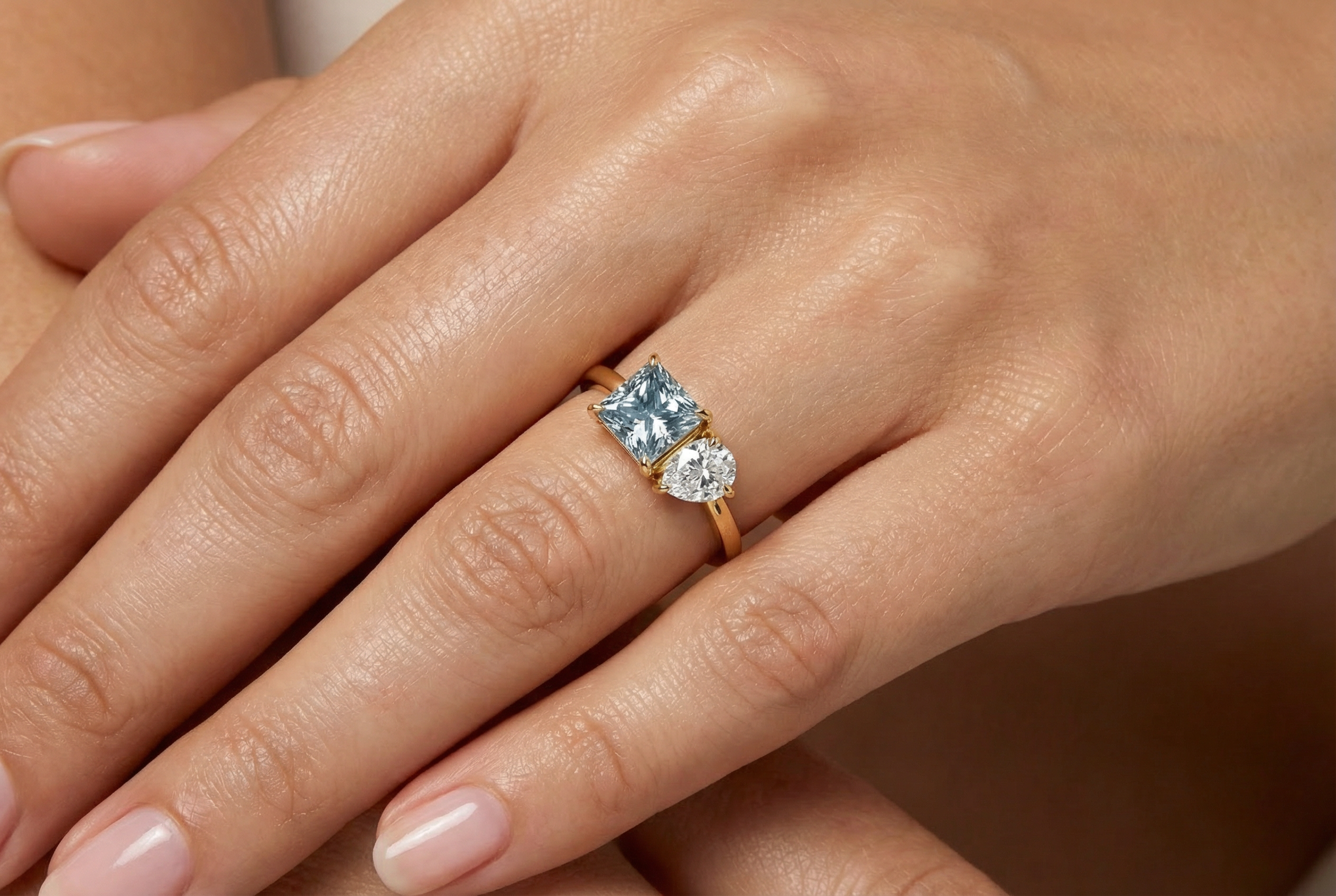 טבעת Hemera משובצת אבן לבנה בחיתוך מרקיז ואבן כחולה בחיתוך פרינסס