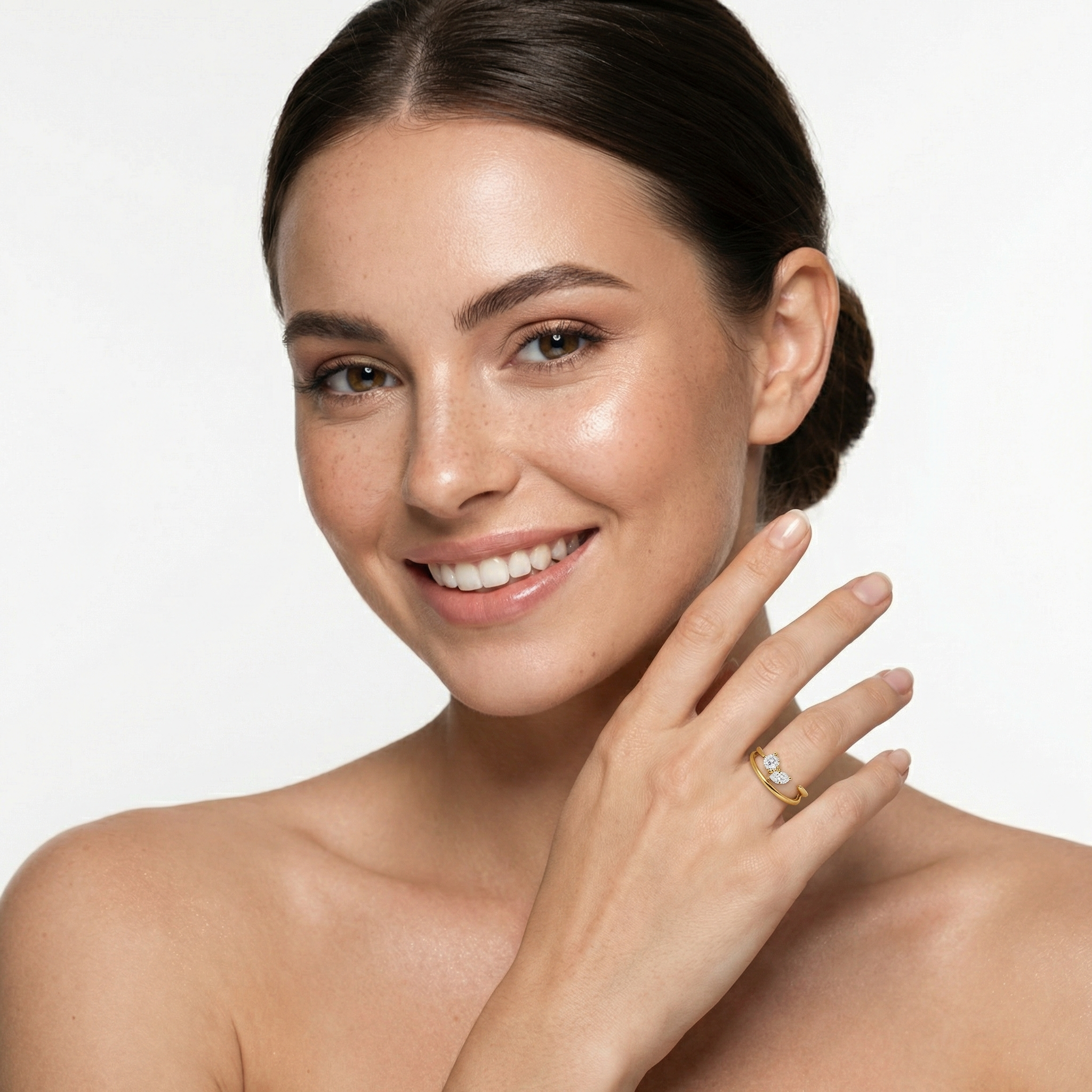 טבעת Helios עדינה משובצת שתי אבנים מרחפות בחיתוך עגול ומרקיז