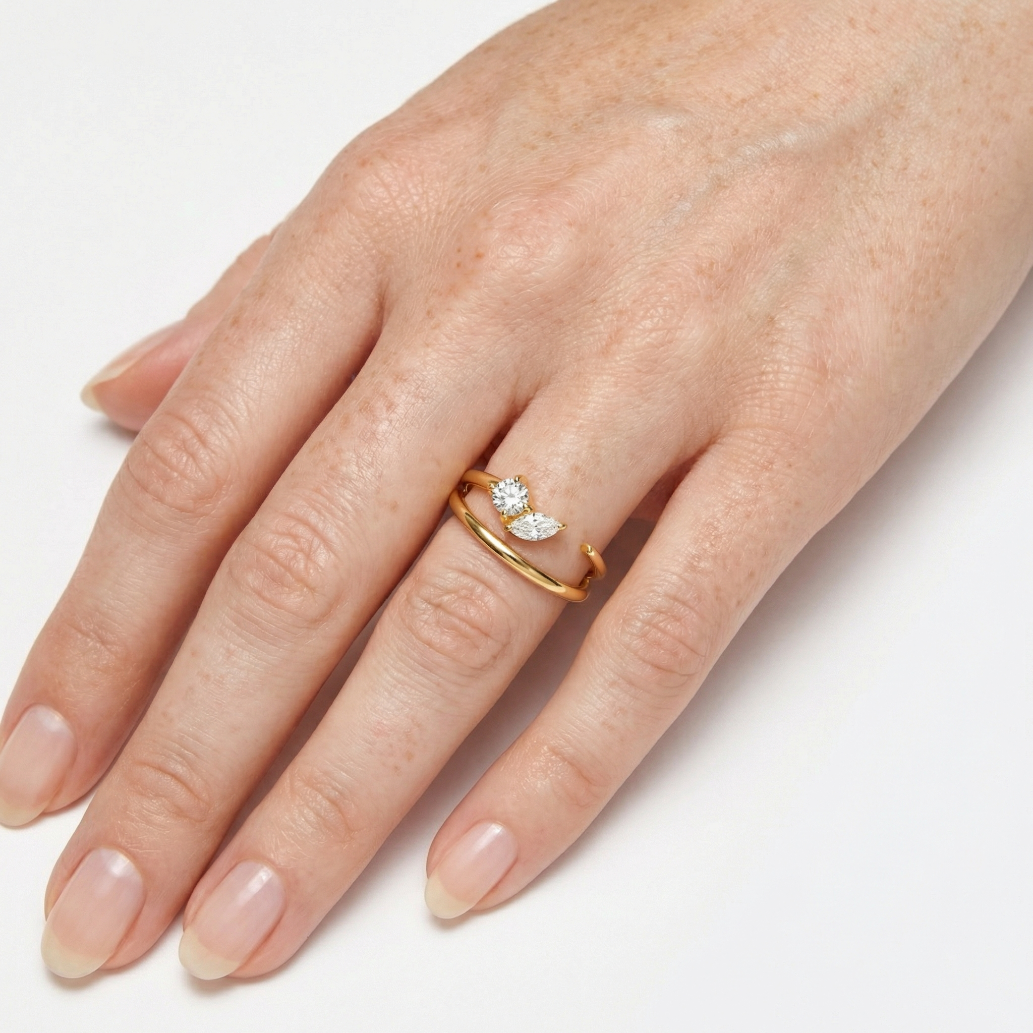 טבעת Helios עדינה משובצת שתי אבנים מרחפות בחיתוך עגול ומרקיז